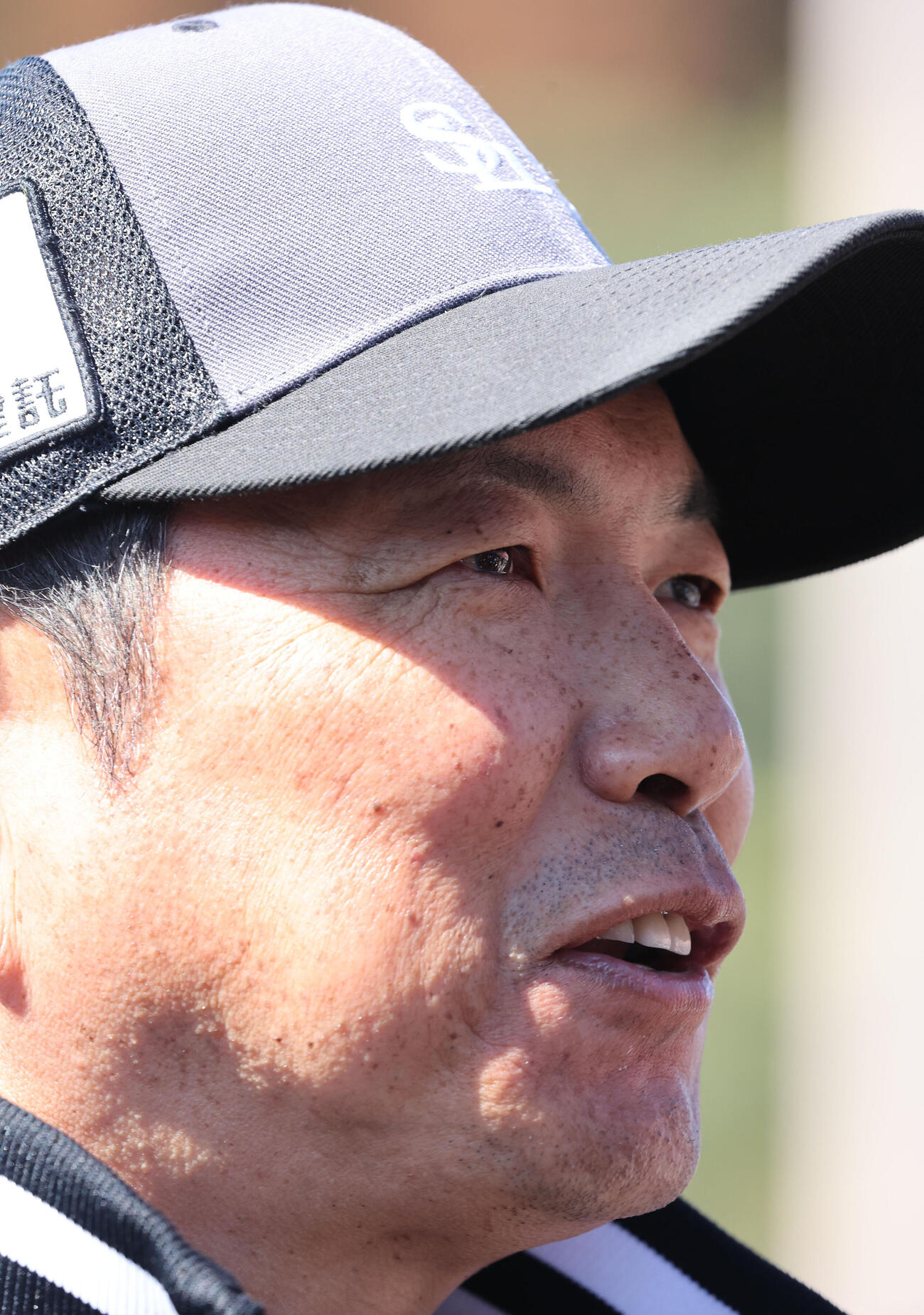 練習を終え、報道陣に応じるソフトバンク小久保監督（撮影・梅根麻紀）