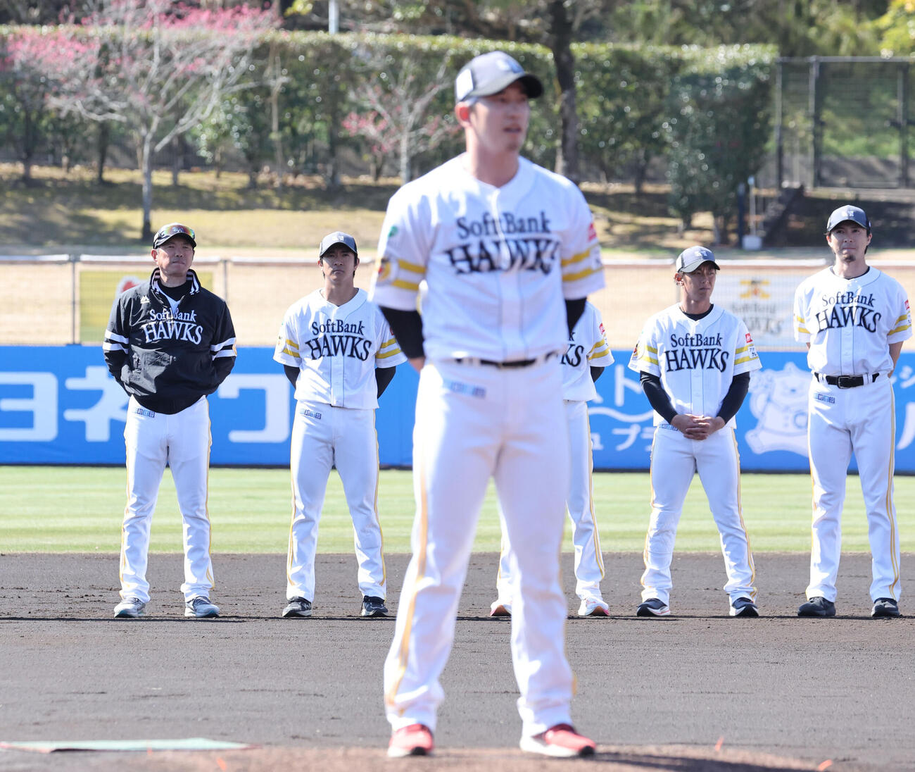 キャンプとしては最終日、手締めのためにグラウンドに集合する小久保監督ら（撮影・梅根麻紀）