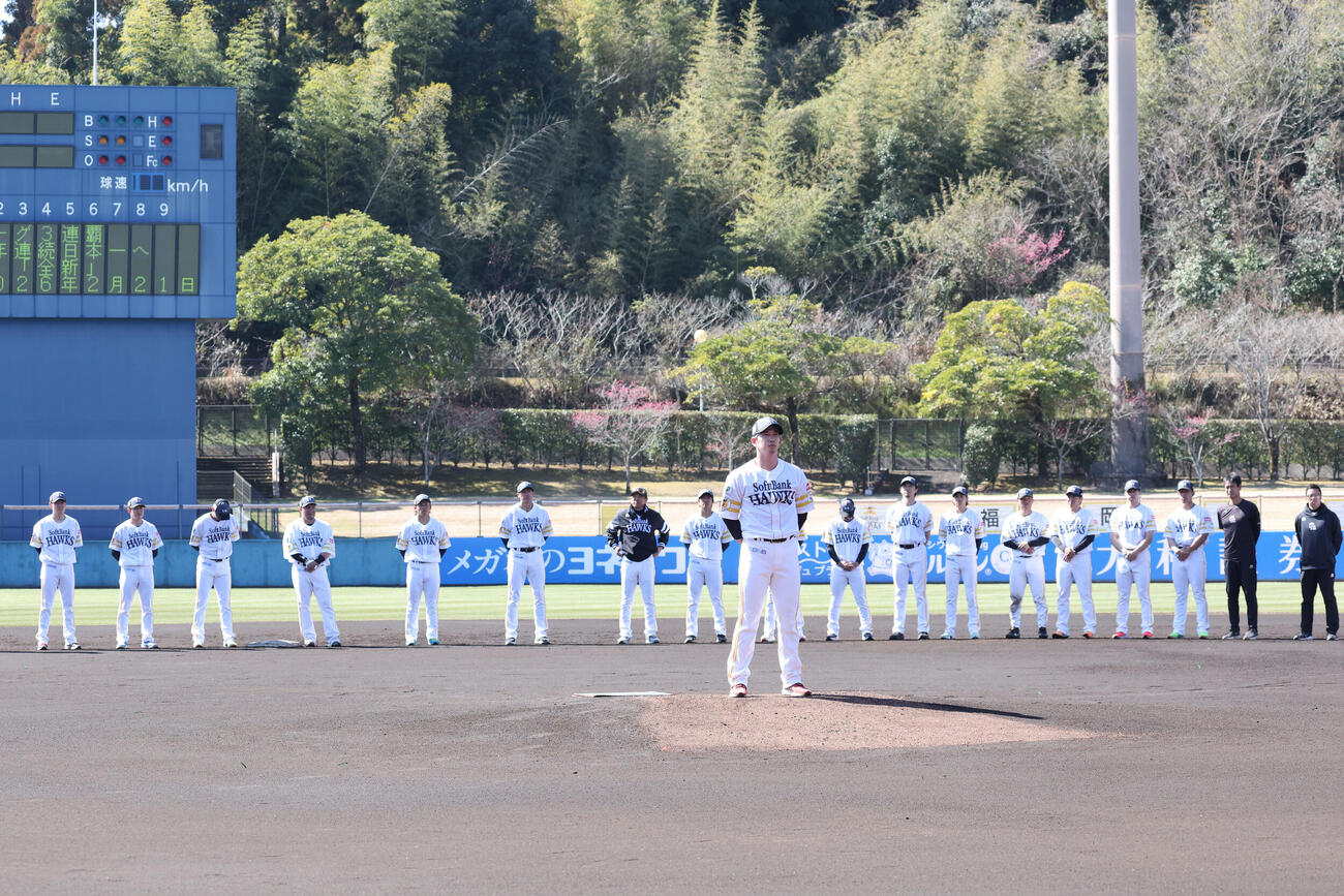 キャンプとしては最終日、手締めのためにグラウンドに集合する小久保監督ら（撮影・梅根麻紀）