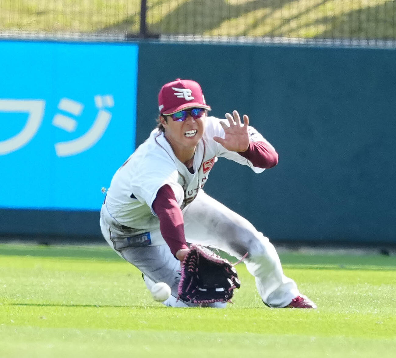 楽天対ロッテ　7回表ロッテ無死、ランニング本塁打となった岡の打球を捕球できなかった中堅手武藤（撮影・江口和貴）