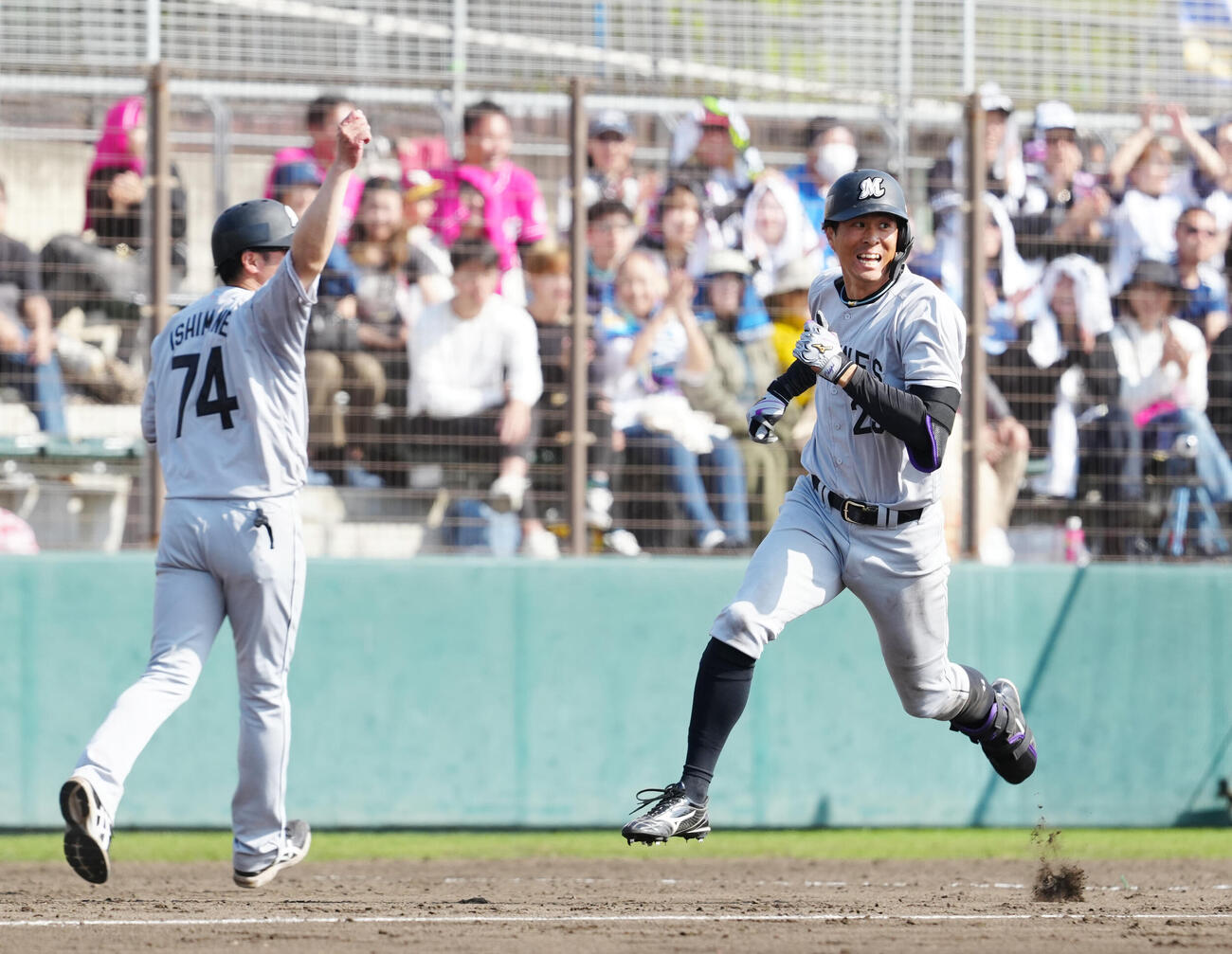 楽天対ロッテ　7回表ロッテ無死、ランニング本塁打で三塁を回る岡（右）（撮影・江口和貴）