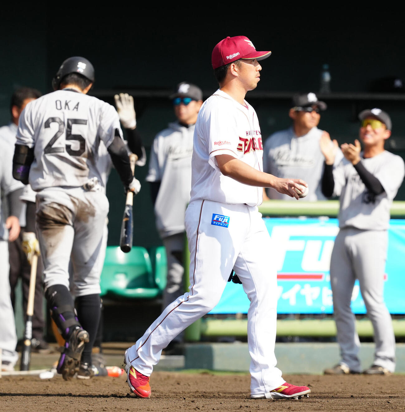 楽天対ロッテ　7回表ロッテ無死、岡（左）にランニング本塁打を許した今野（撮影・江口和貴）