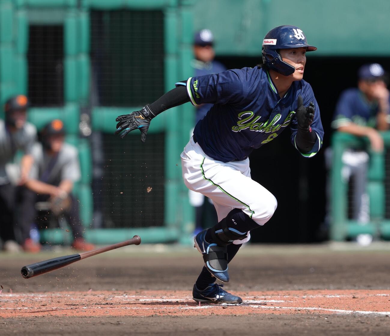 巨人対ヤクルト　5回表ヤクルト無死、武岡は三塁打を放つ（撮影・足立雅史）