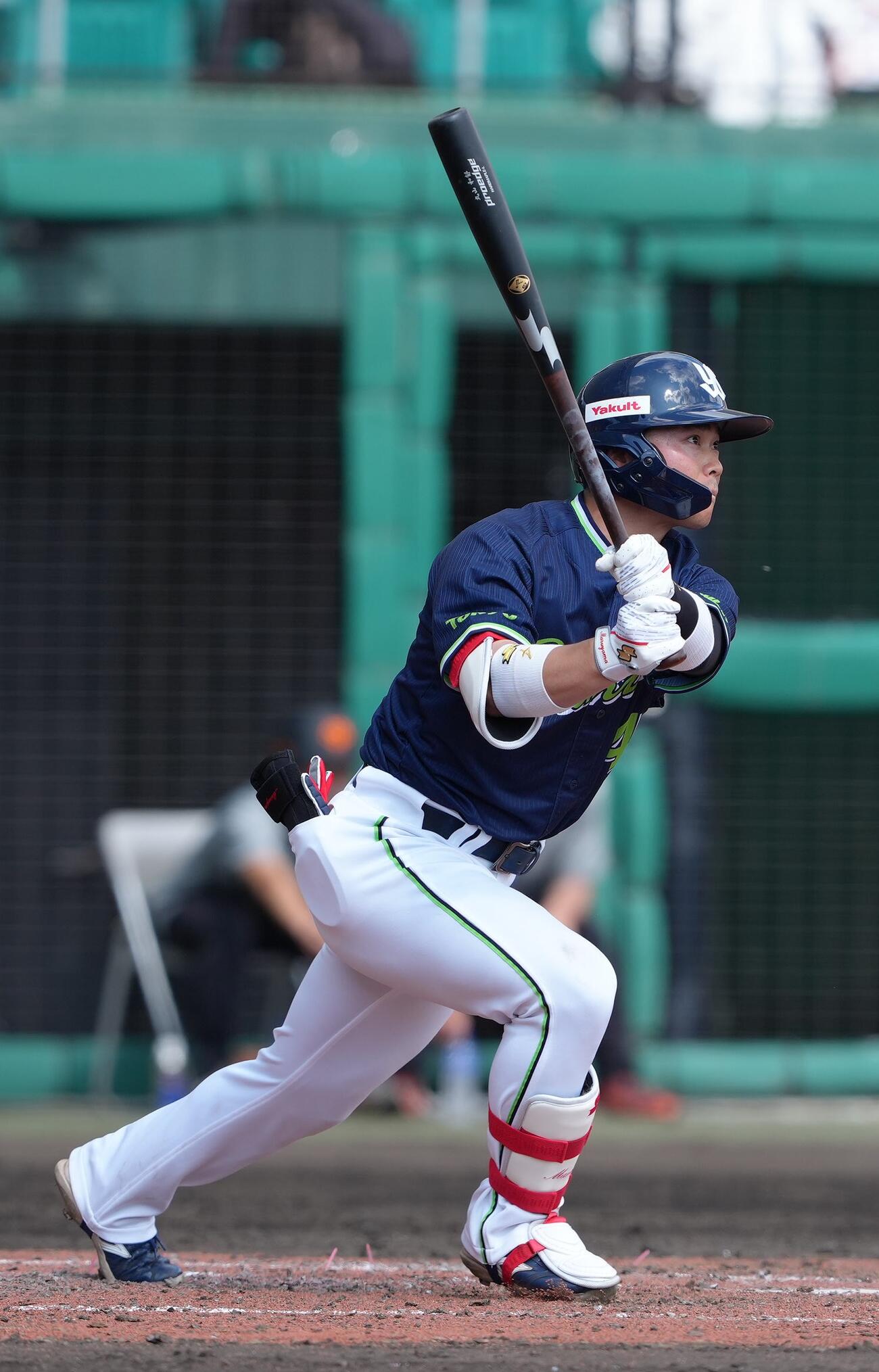 巨人対ヤクルト　5回表ヤクルト無死三塁、丸山は適時三塁打を放つ（撮影・足立雅史）