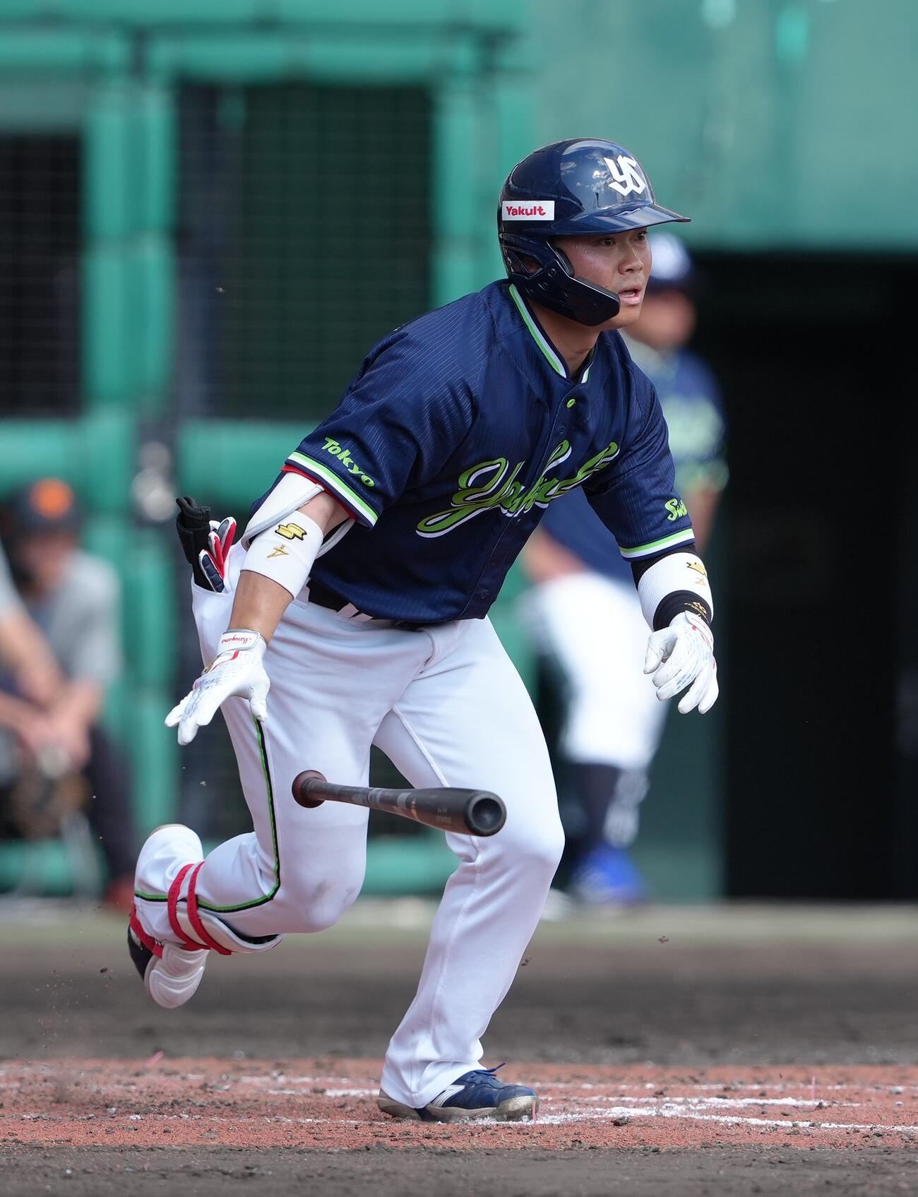 巨人対ヤクルト　5回表ヤクルト無死三塁、丸山は適時三塁打を放つ（撮影・足立雅史）