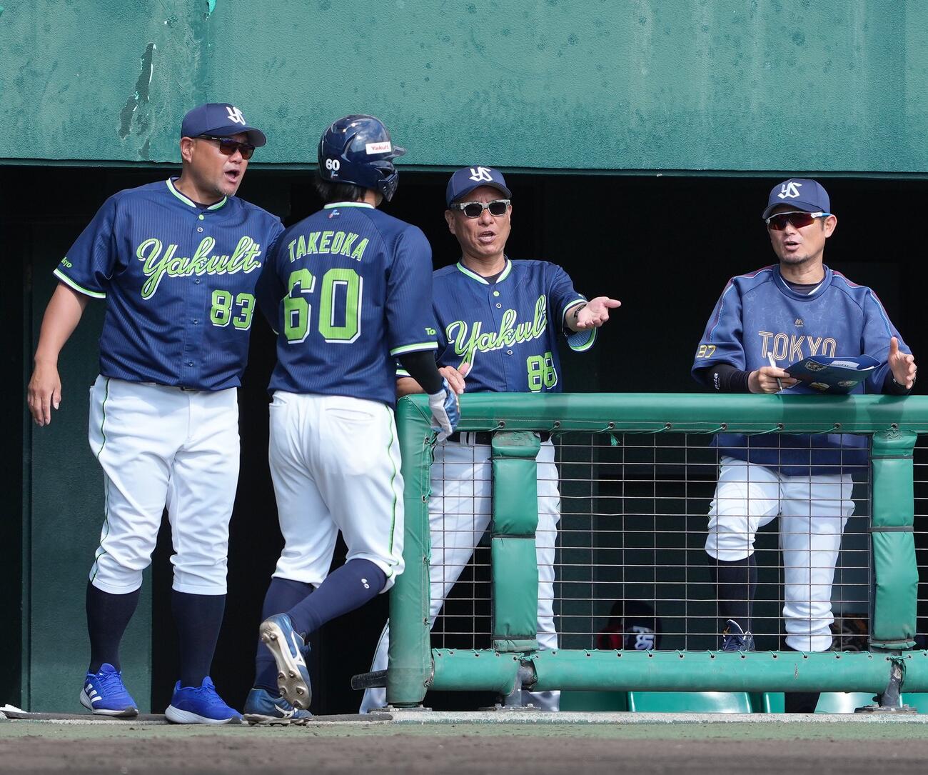 巨人対ヤクルト　5回表ヤクルト無死三塁、丸山の適時三塁打で生還した武岡（中央左）を迎える池山監督（同右）（撮影・足立雅史）