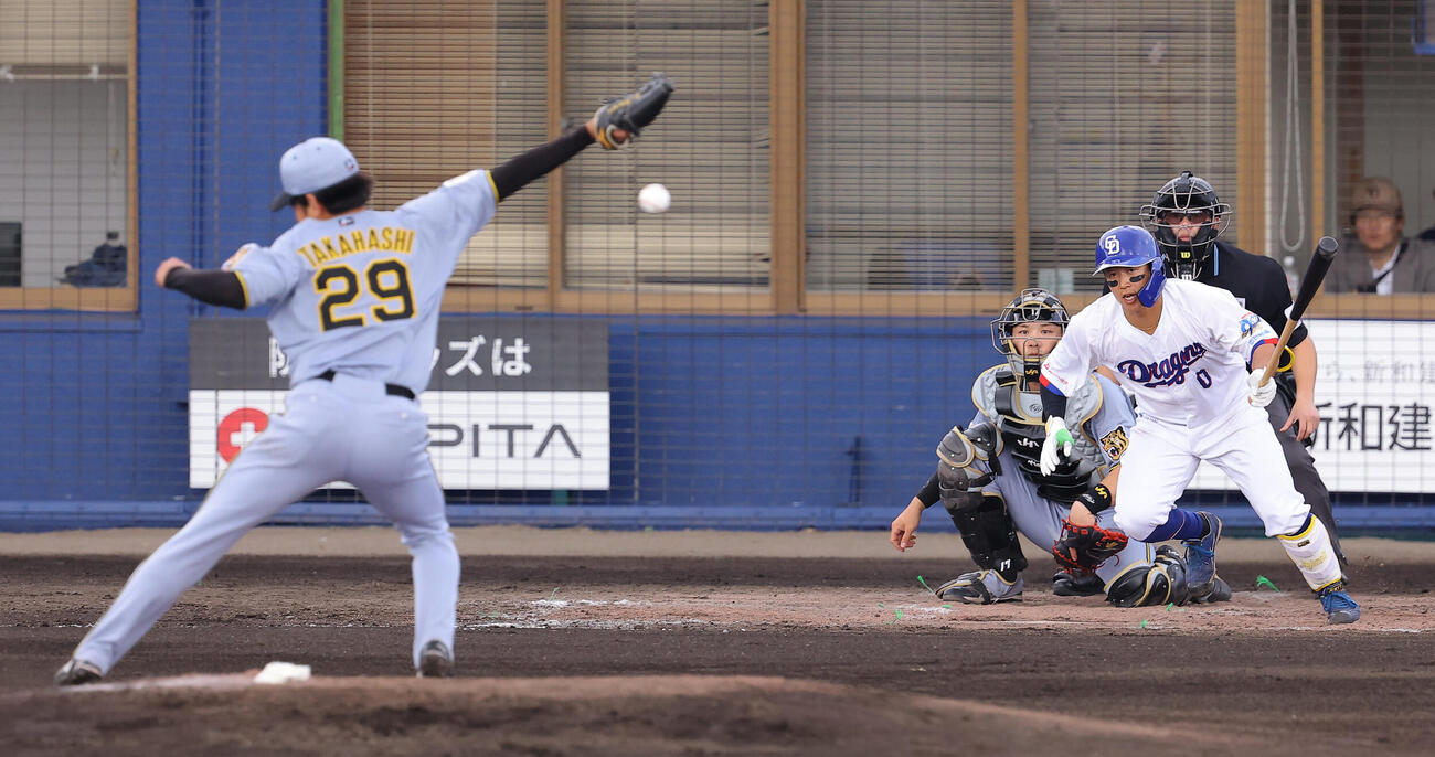 中日対阪神　2回裏中日2死二、三塁、辻本は先制適時二塁打を放つ（撮影・上田博志）