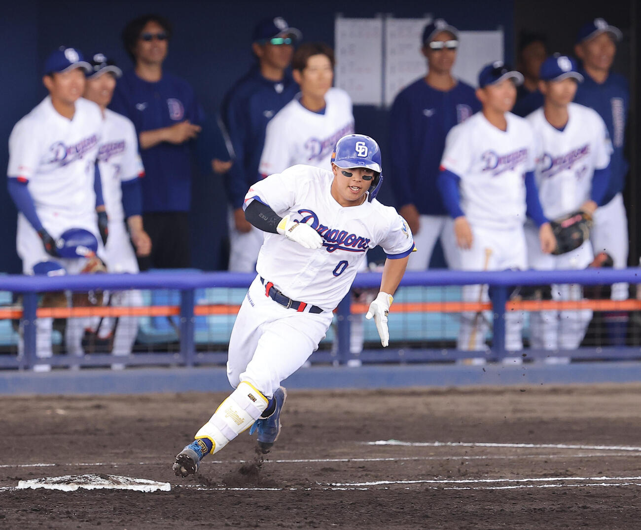 中日対阪神　2回裏中日2死二、三塁、辻本は先制適時二塁打を放つ（撮影・上田博志）
