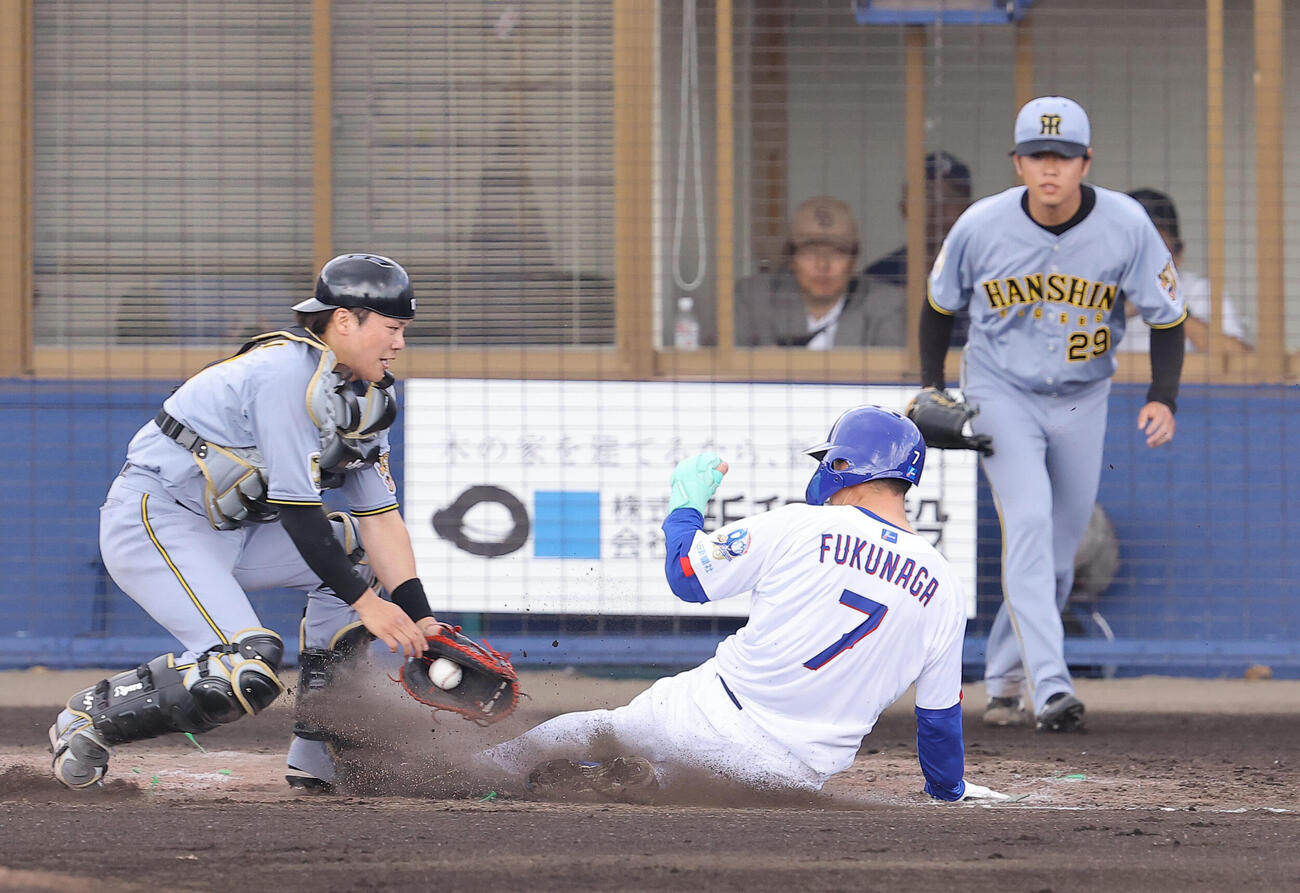 中日対阪神　2回裏中日2死二、三塁、辻本の先制適時二塁打で生還を狙うも憤死する福永。捕手は伏見（撮影・上田博志）