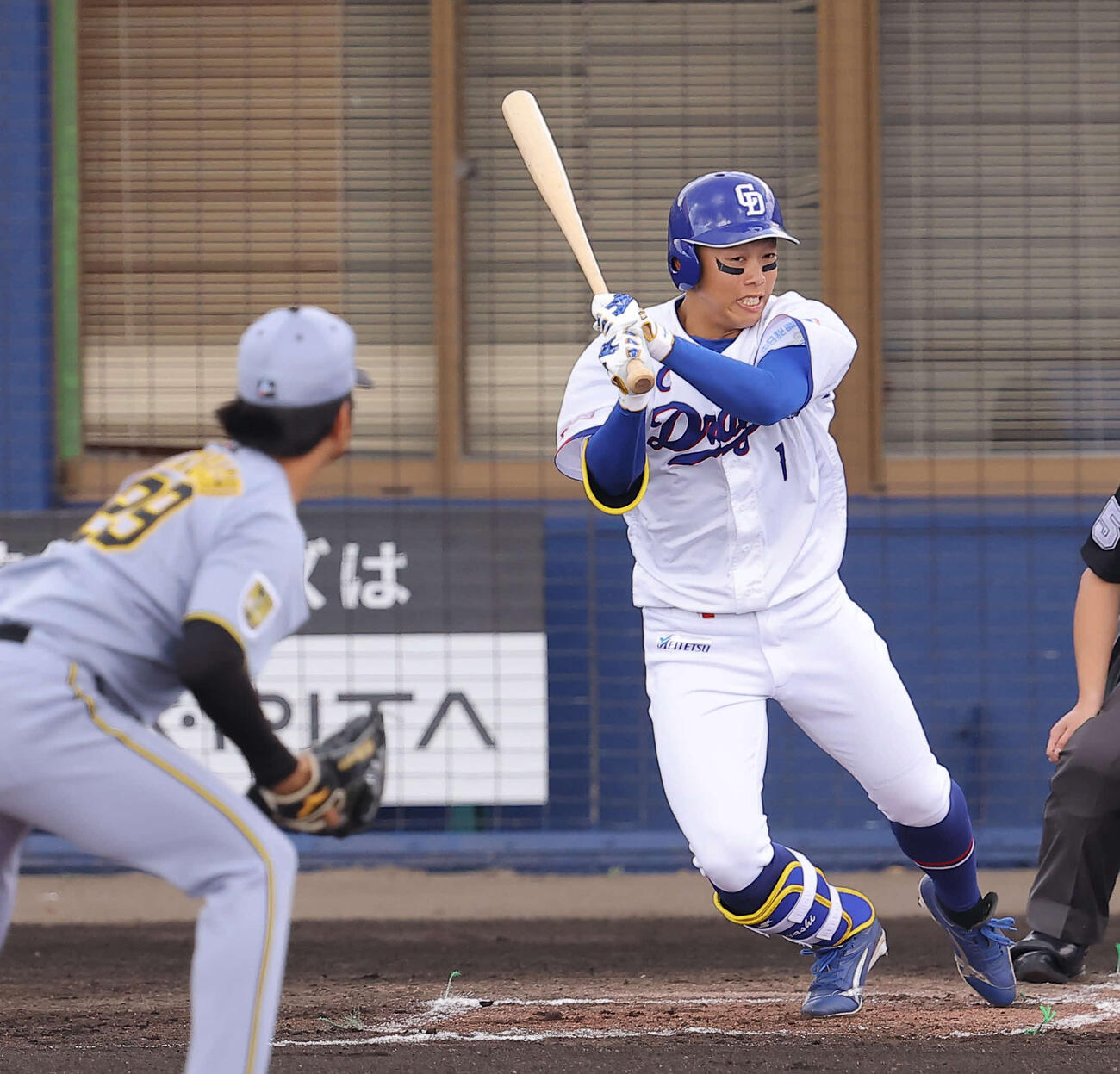中日対阪神　1回裏中日無死、岡林は内野安打を放つ（撮影・上田博志）