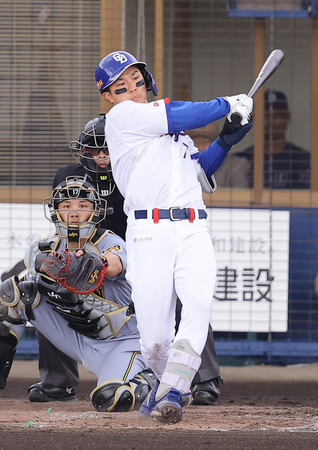 中日対阪神　2回裏中日1死一塁、福永は二塁打を放つ（撮影・上田博志）