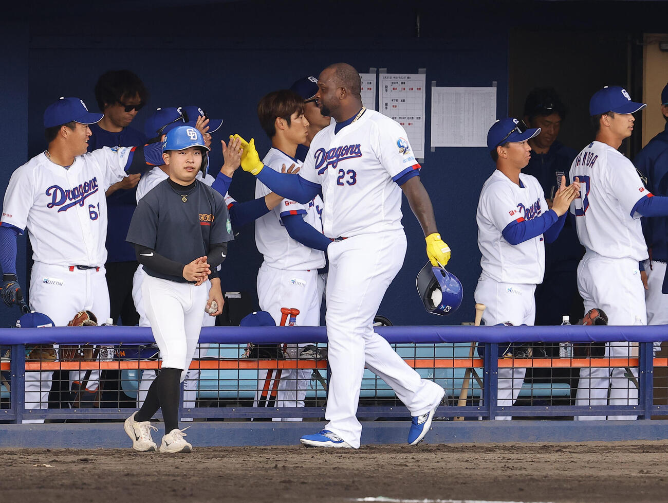 中日対阪神　2回裏中日2死二、三塁、辻本の先制適時二塁打で生還するサノー（撮影・上田博志）