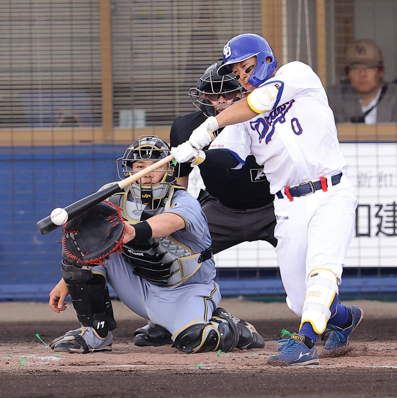 中日対阪神　2回裏中日2死二、三塁、辻本は先制適時二塁打を放つ（撮影・上田博志）