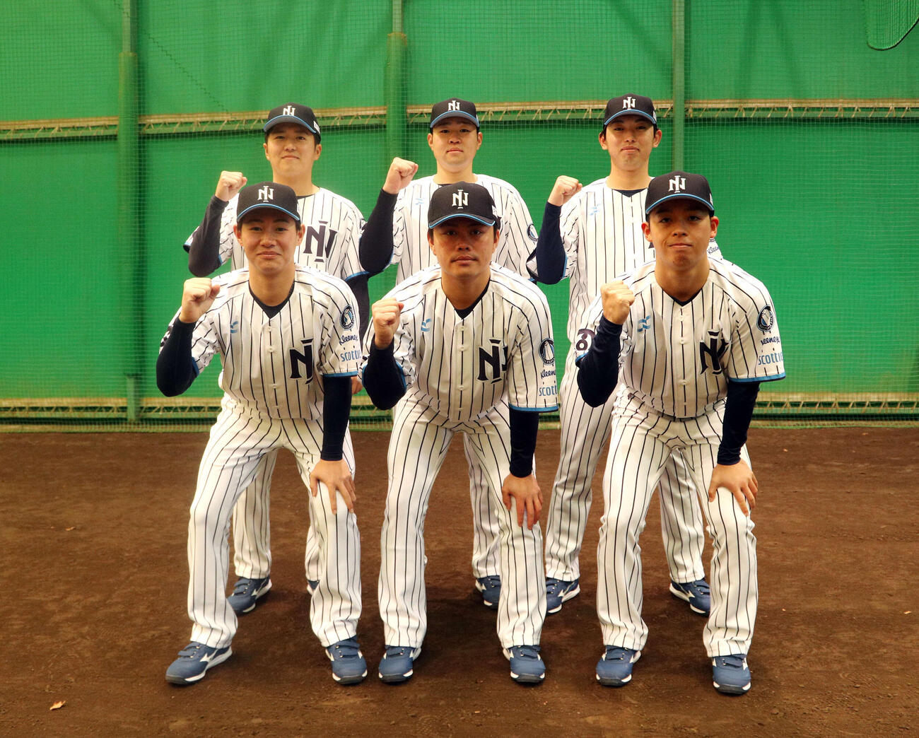 ガッツポーズする前列左から甲斐、仲宗根、川上、後列左から斎藤、吉岡、伊藤（撮影・木村有優）