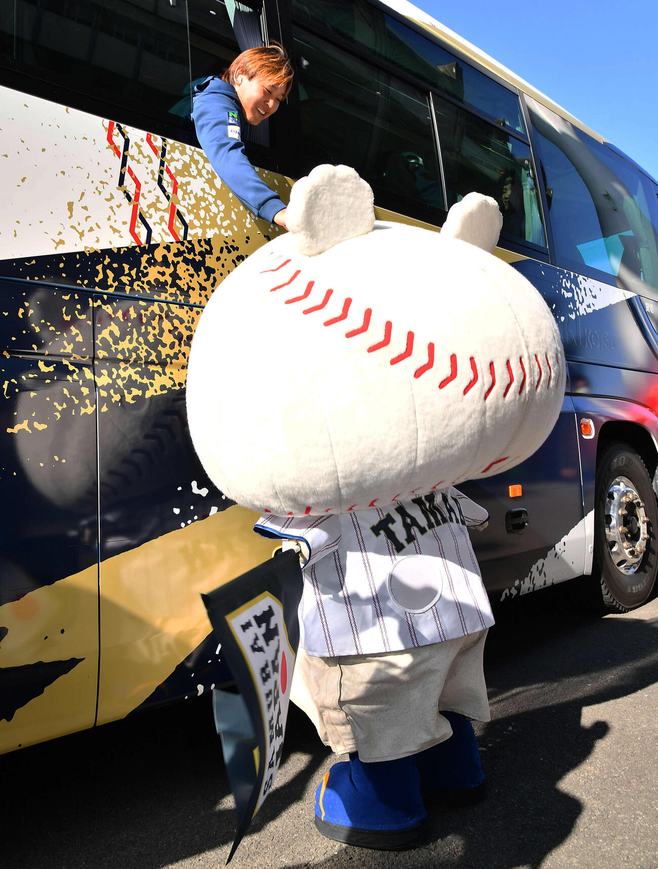 侍ジャパン公式マスコットのたまベヱの頭をなでる宮城（撮影・岩下翔太）
