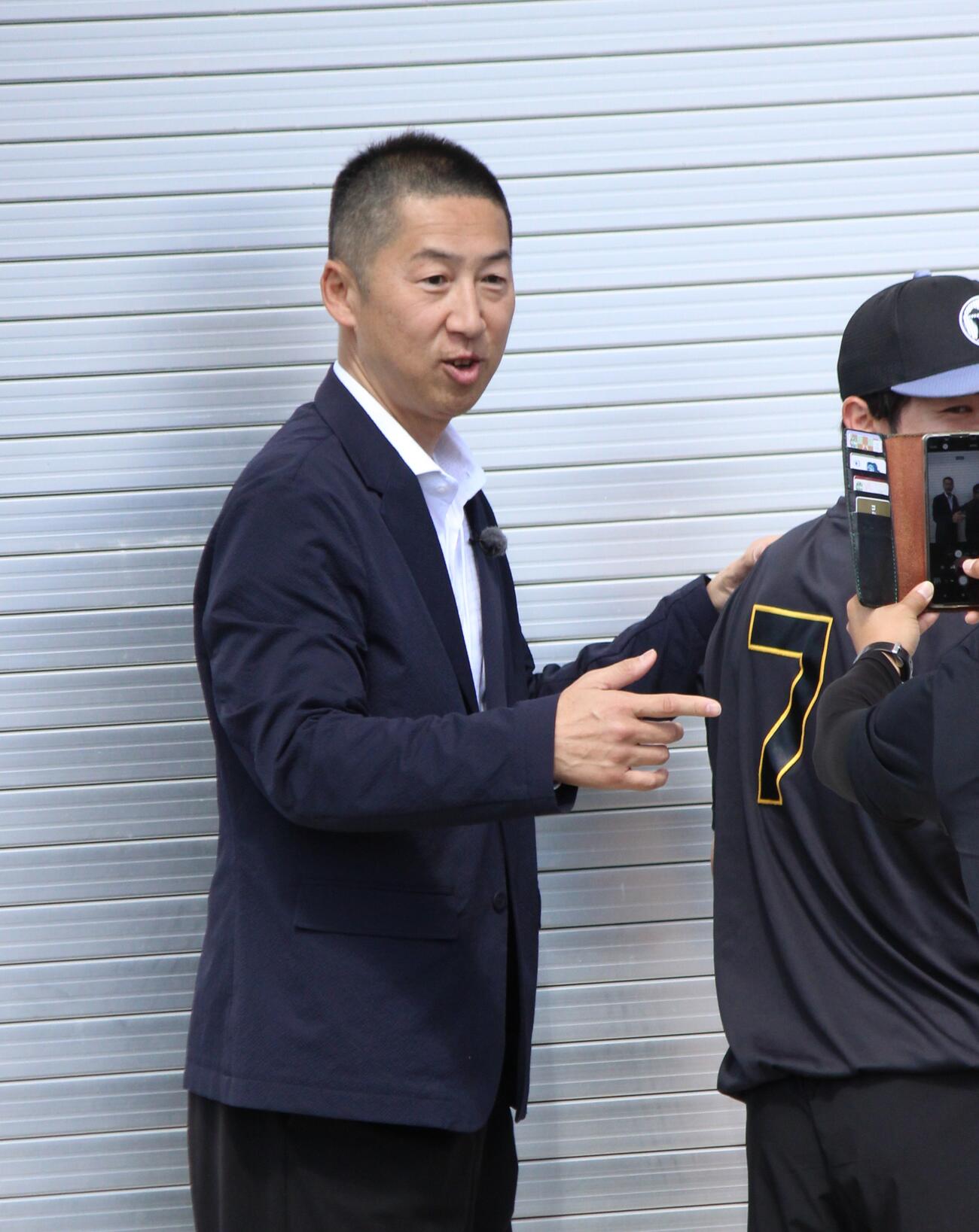 阪神中野の背番号7を指さし写真撮影する今岡真訪氏（撮影・柏原誠）＝2026年2月21日