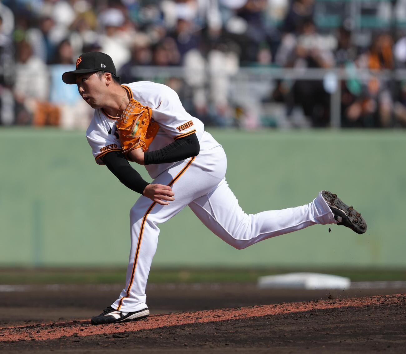 巨人対ヤクルト　巨人3番手の船迫（撮影・足立雅史）