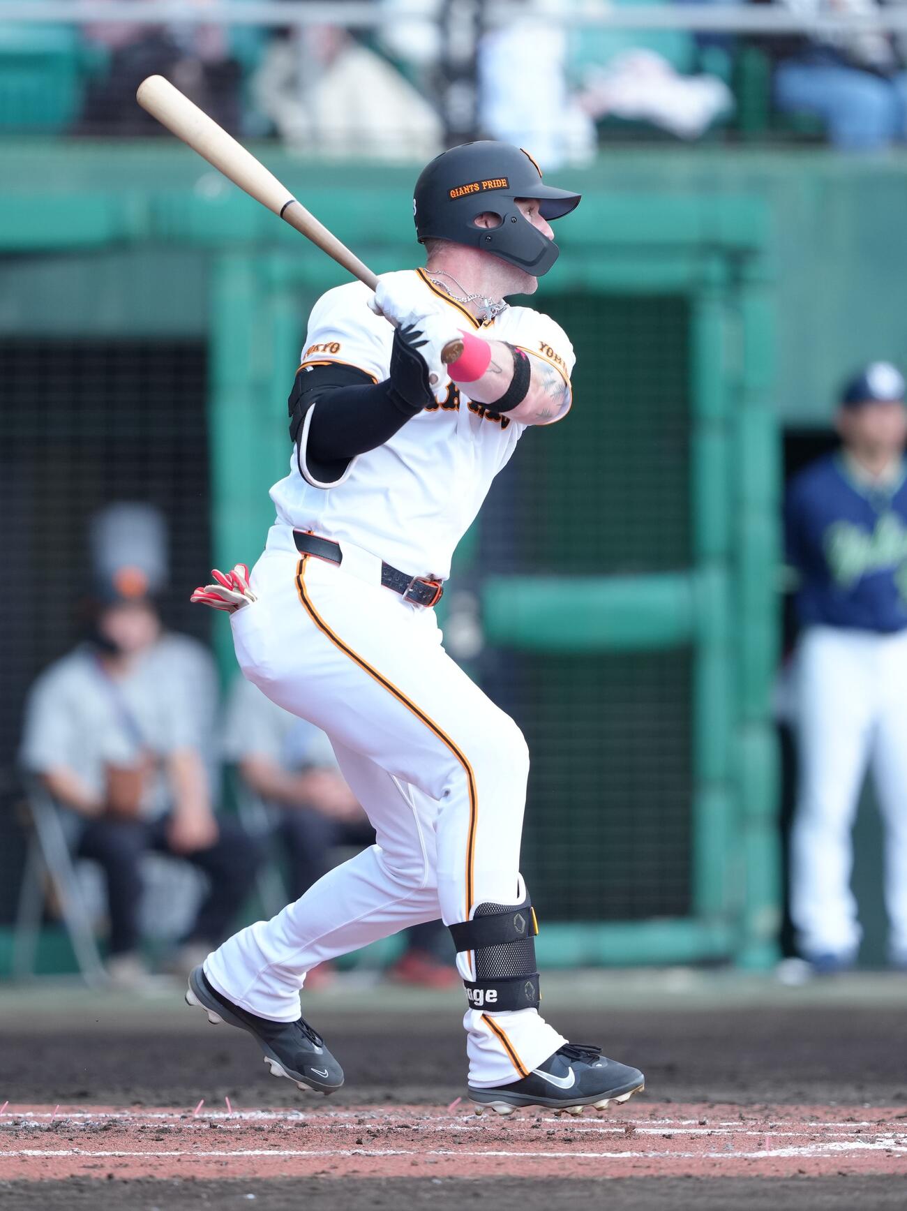 巨人対ヤクルト　2回裏巨人無死、キャベッジは左前打を放つ（撮影・足立雅史）