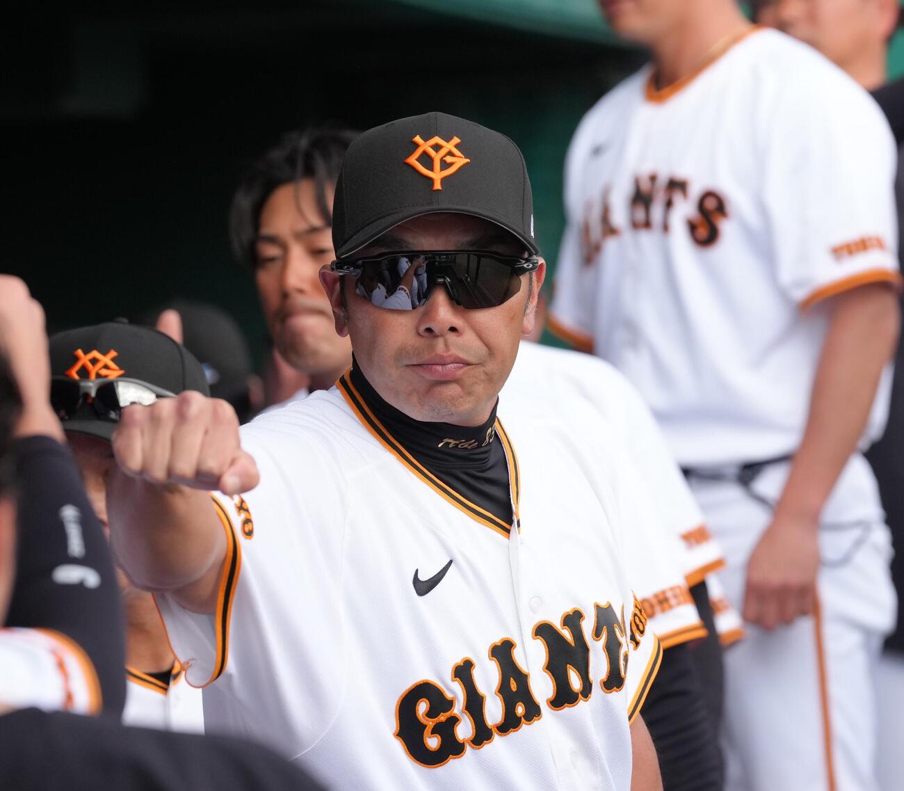 巨人対ヤクルト　試合前、選手らとタッチを交わす巨人阿部監督（撮影・足立雅史）