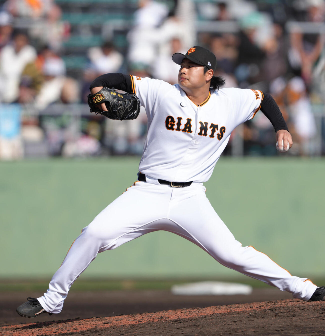 巨人対ヤクルト　8回から登板した巨人松浦（撮影・足立雅史）