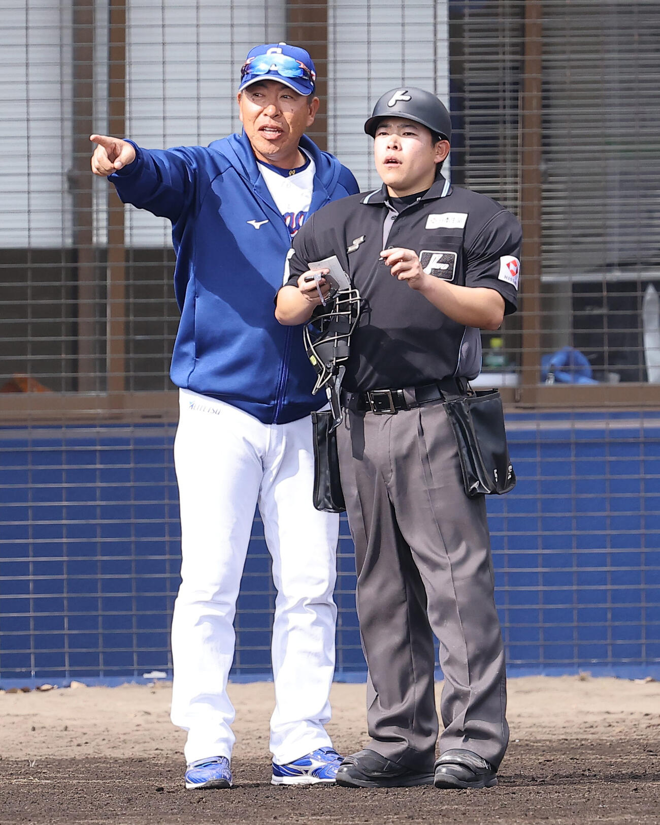中日対阪神　選手交代を告げる井上監督（撮影・上田博志）