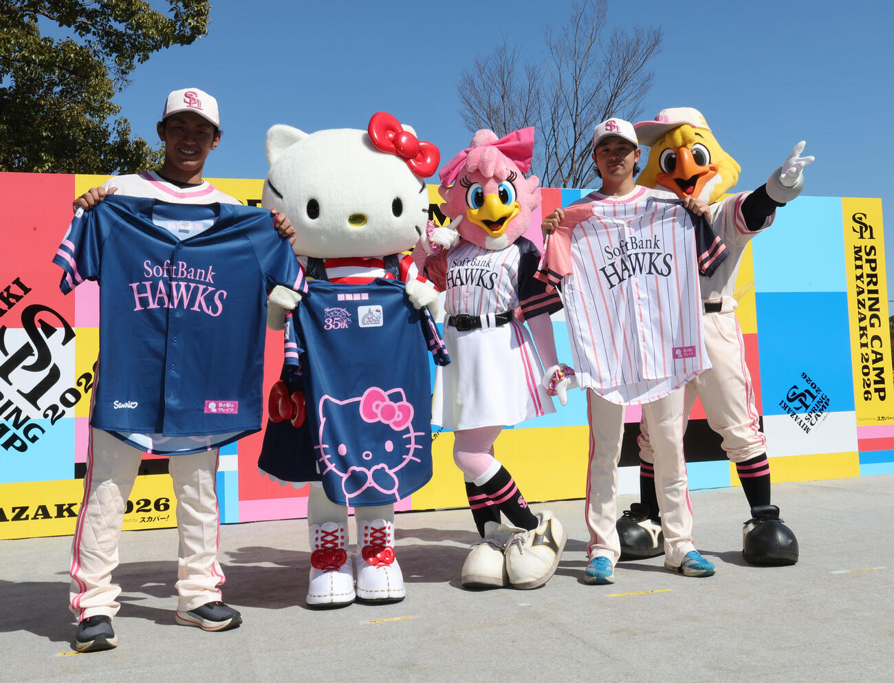 ピンクフルユニフォーム2種類のお披露目をした左から今宮、ハローキティ、ハニーホーク、川瀬、ハリーホーク（撮影・梅根麻紀）