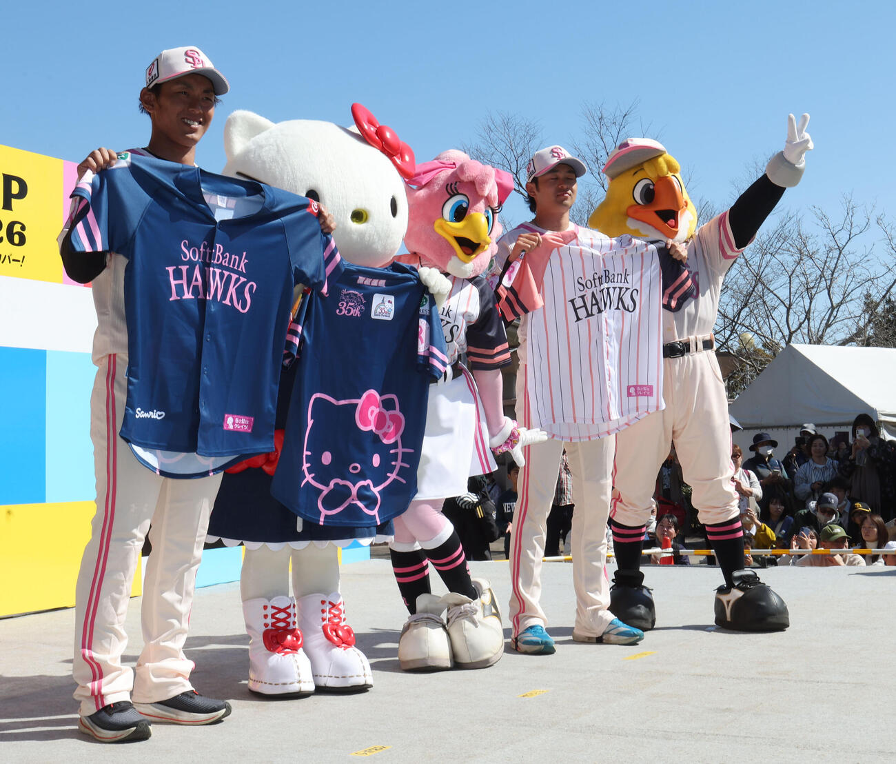 ピンクフルユニフォーム2種類のお披露目をした左から今宮、ハローキティ、ハニーホーク、川瀬、ハリーホーク（撮影・梅根麻紀）