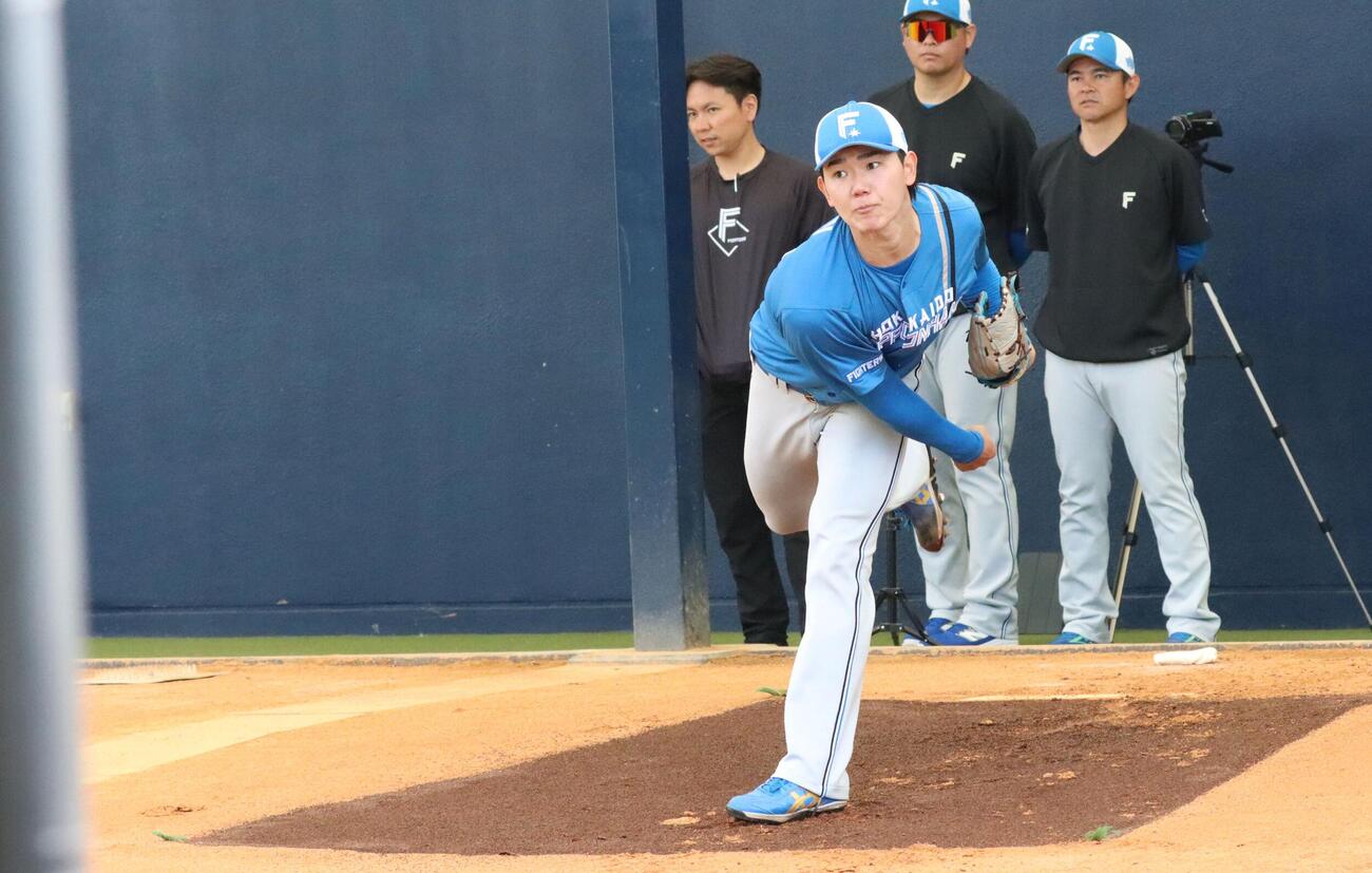 ブルペン投球に励む日本ハム浅利（2025年2月21日撮影・永野高輔）