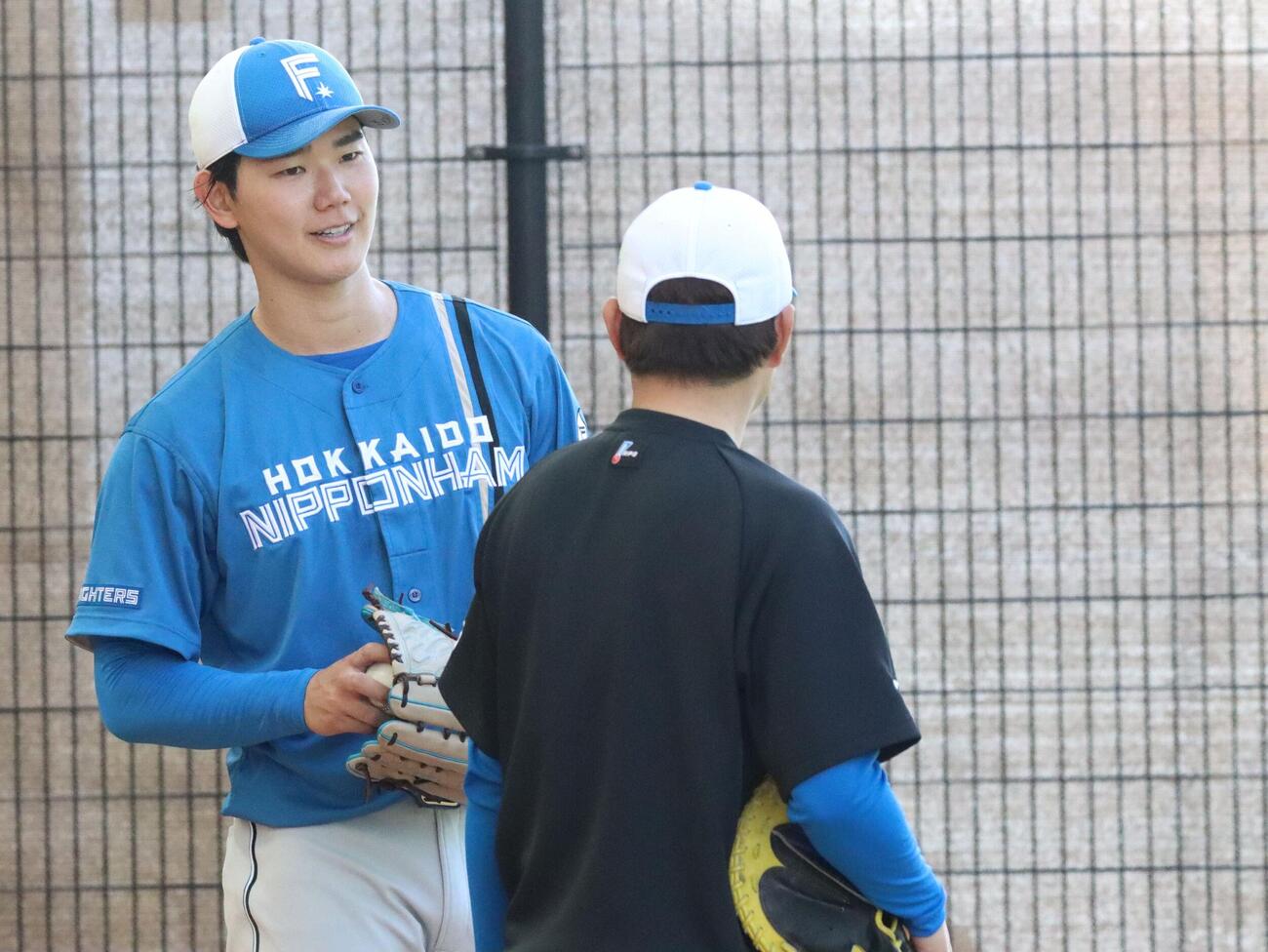 ブルペン投球後、武田投手コーチと話す日本ハム浅利