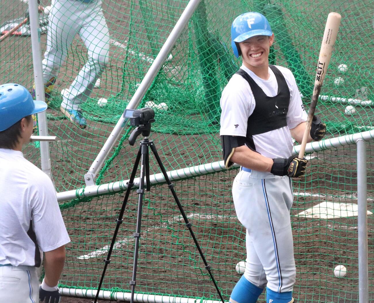 清水優に話しかけられ笑顔を見せる日本ハム藤森（右）（撮影・永野高輔）