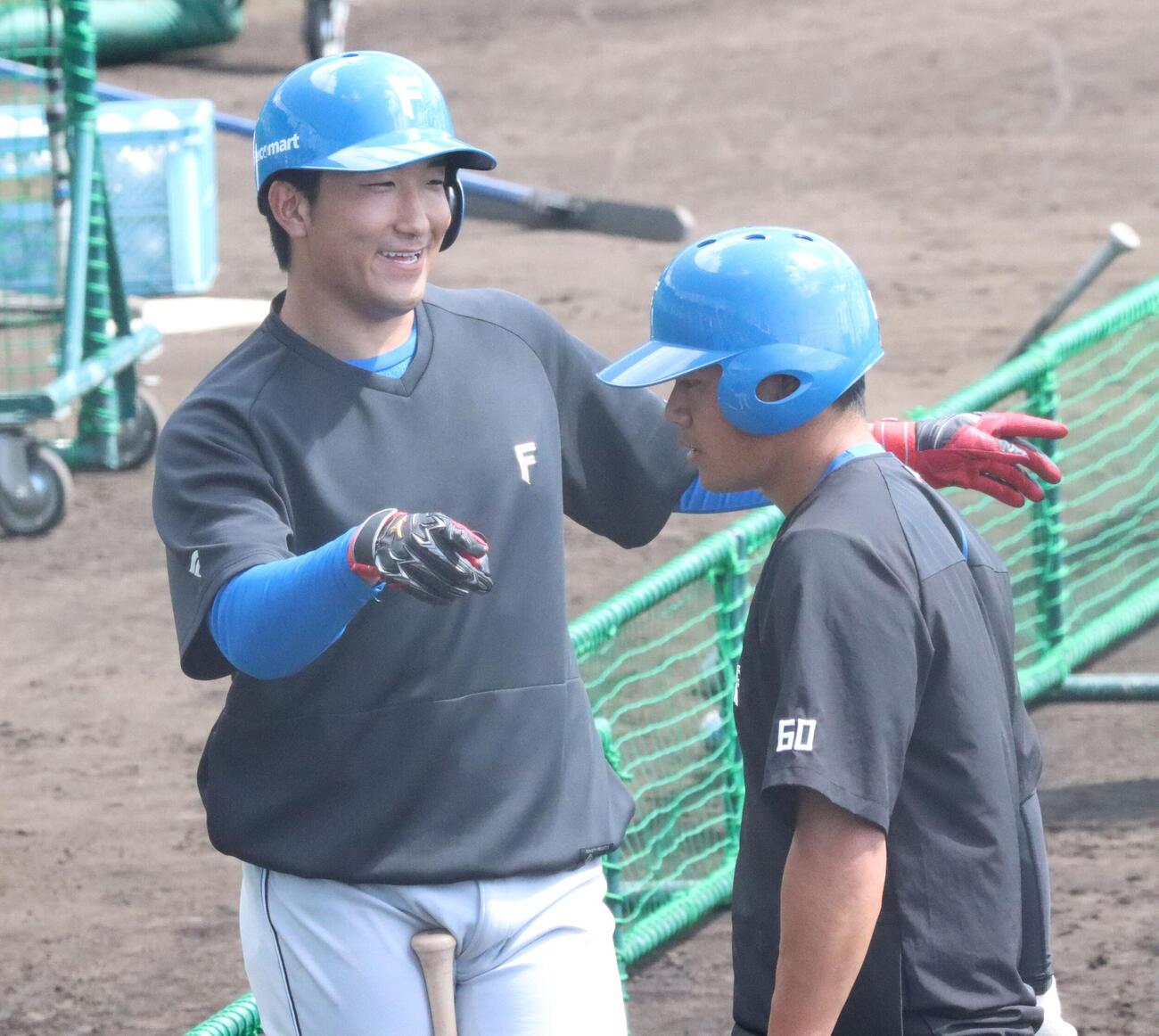 打撃練習の合間にリラックスした表情を見せる日本ハム有薗（左）（撮影・永野高輔）