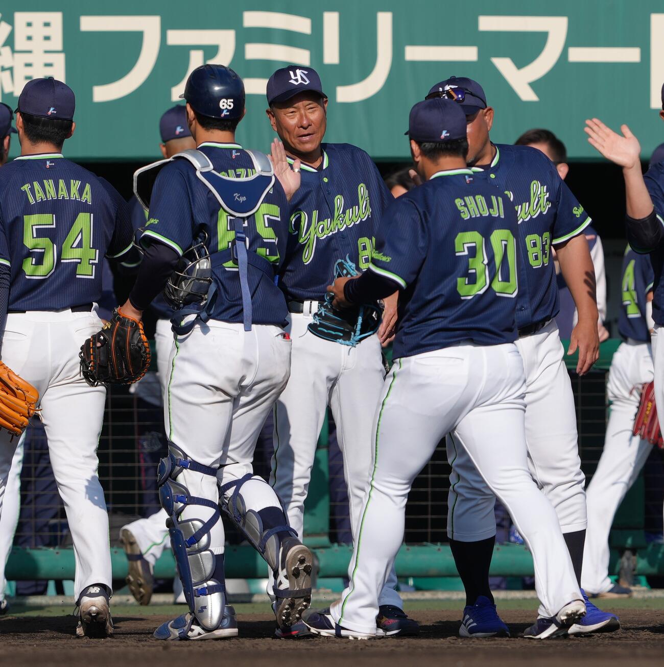 巨人対ヤクルト　巨人に勝利しタッチを交わすヤクルト池山監督（撮影・足立雅史）