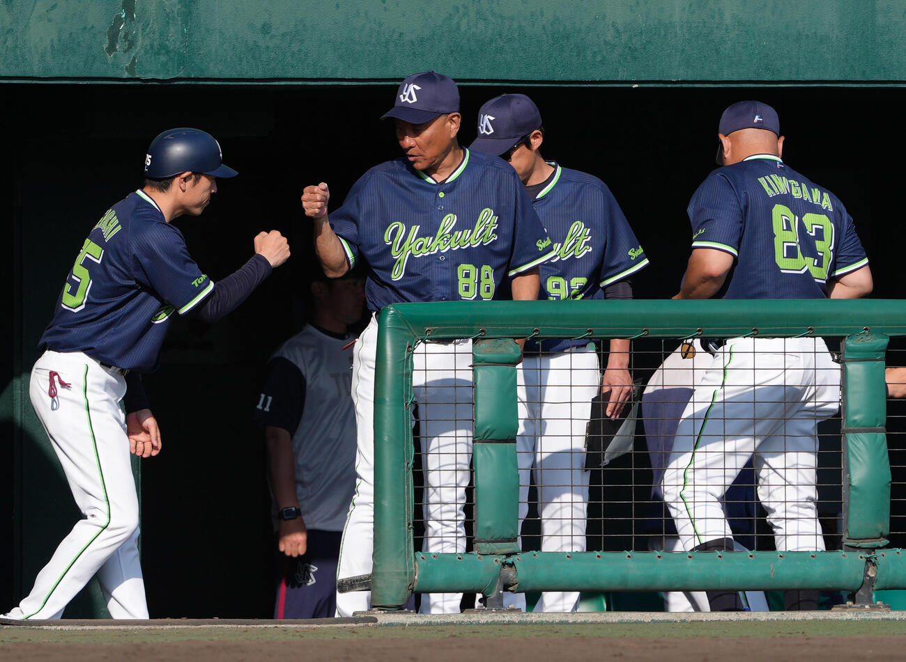 巨人対ヤクルト　巨人に勝利しタッチを交わすヤクルト池山監督（中央）（撮影・足立雅史）