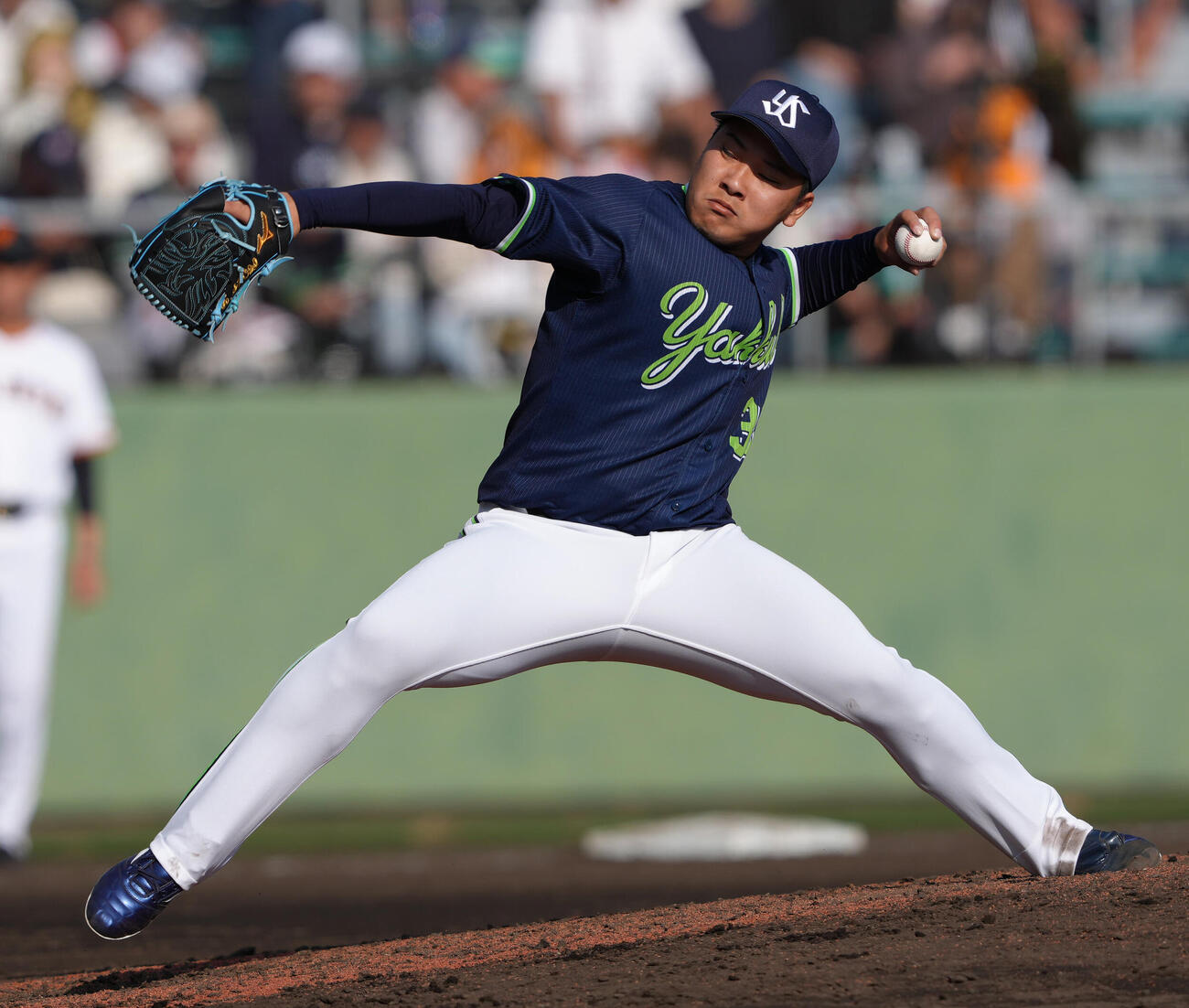 巨人対ヤクルト　9回から登板したヤクルト荘司（撮影・足立雅史）