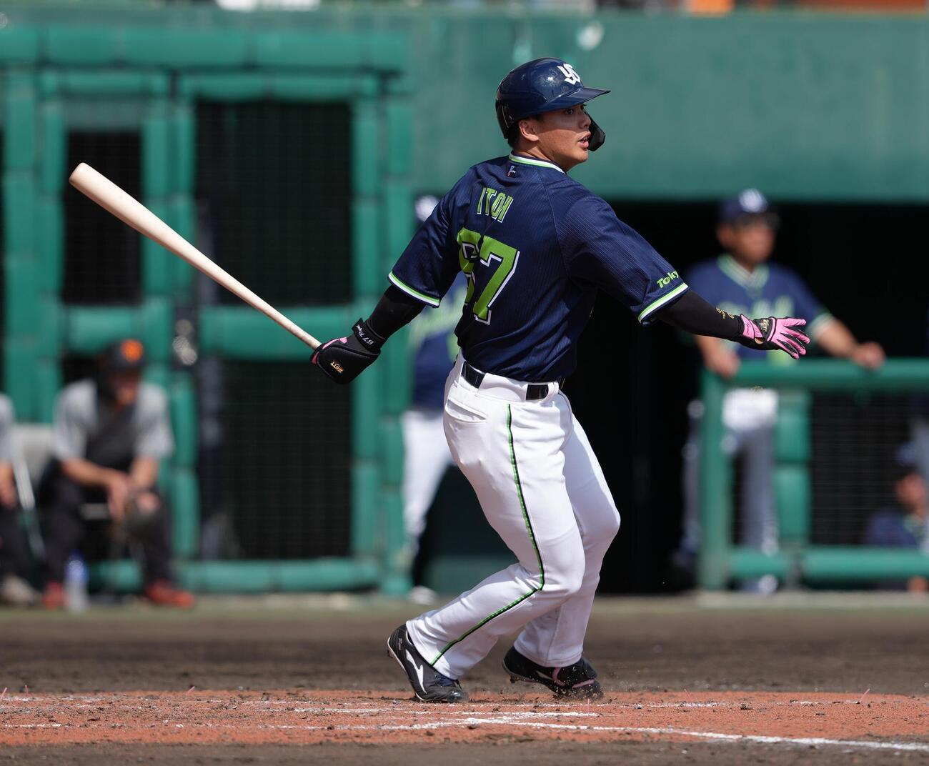 巨人対ヤクルト　5回表ヤクルト1死三塁、伊藤は勝ち越し適時打を放つ（撮影・足立雅史）