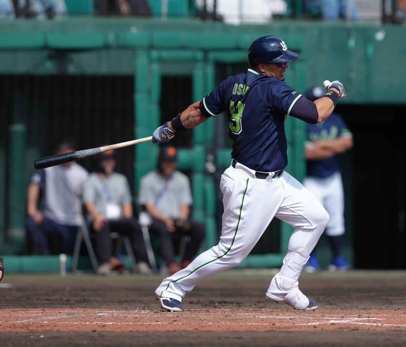 巨人対ヤクルト　5回表ヤクルト2死一二塁、オスナは中前適時打を放つ（撮影・足立雅史）