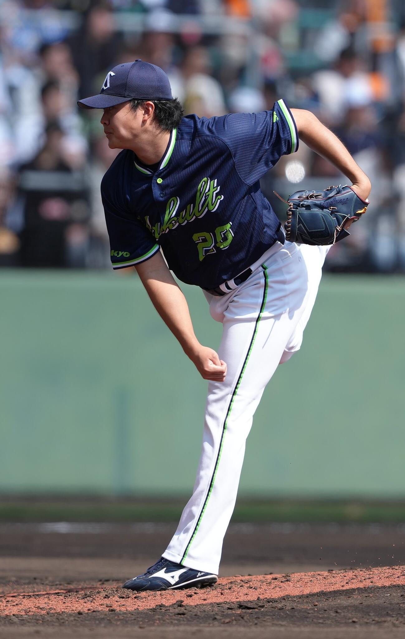 巨人対ヤクルト　ヤクルト2番手の松本健（撮影・足立雅史）