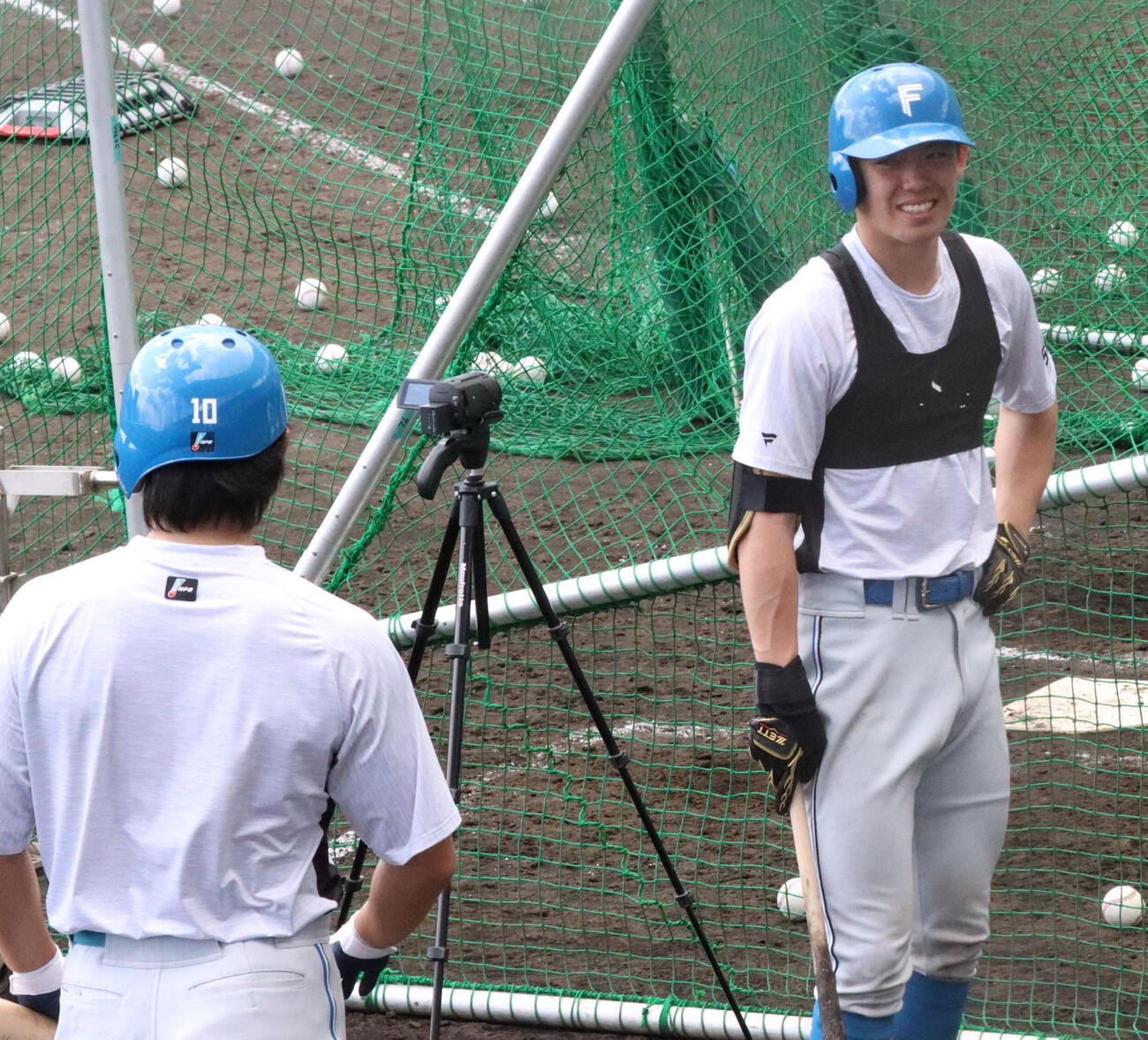 清水優に話しかけられ笑顔を見せる日本ハム藤森（右）（撮影・永野高輔）
