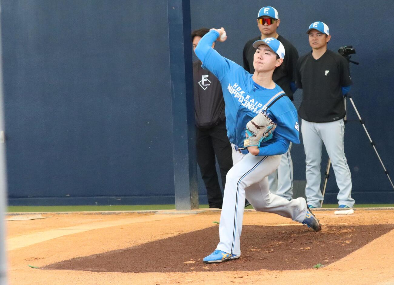 ブルペン投球に励む日本ハム浅利（撮影・永野高輔）