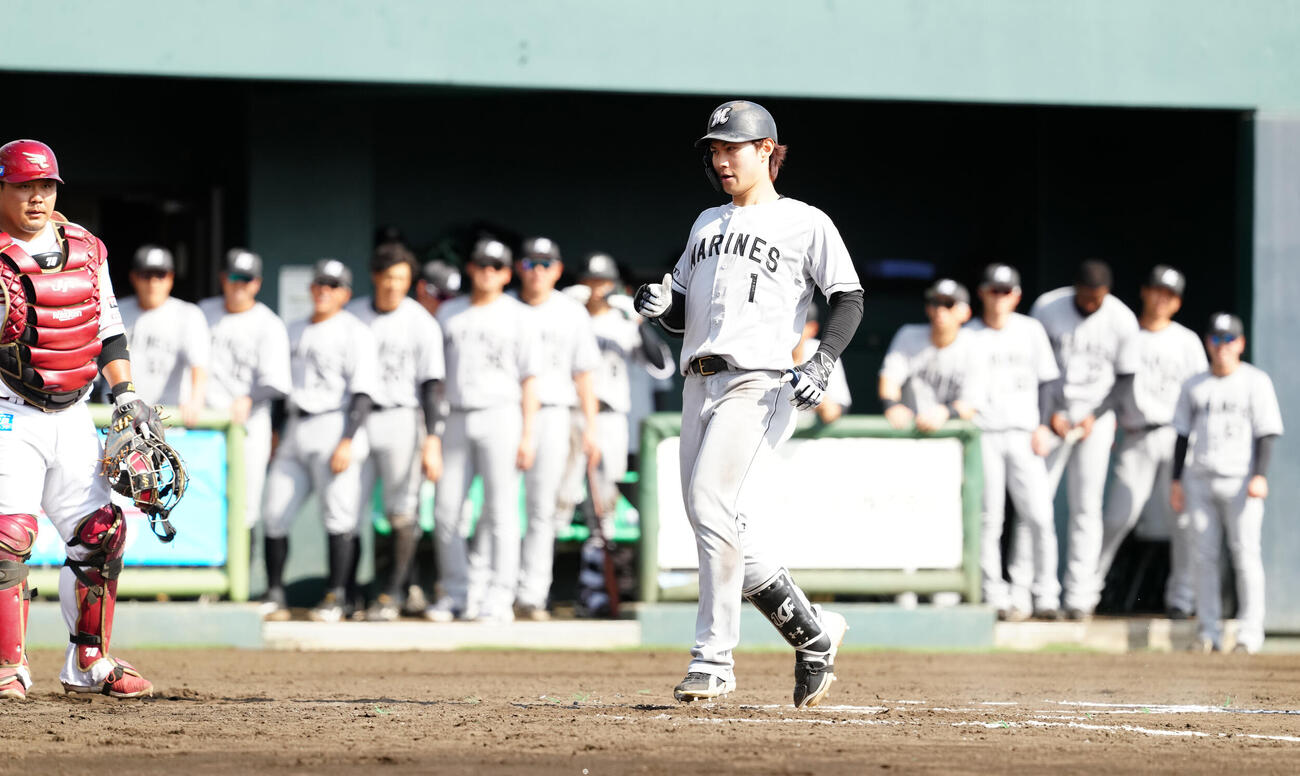 楽天対ロッテ　7回表ロッテ2死、右越えソロ本塁打を放ち生還する藤原（撮影・江口和貴）