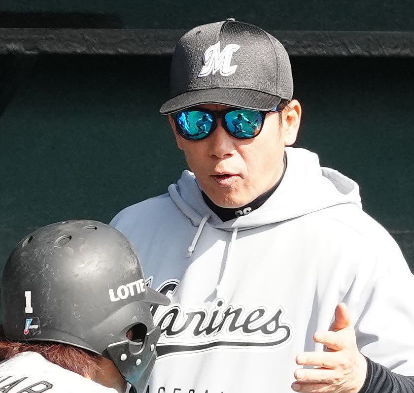 楽天対ロッテ　7回表ロッテ2死、ソロ本塁打を放った藤原（左）を迎えるサブロー監督（撮影・江口和貴）