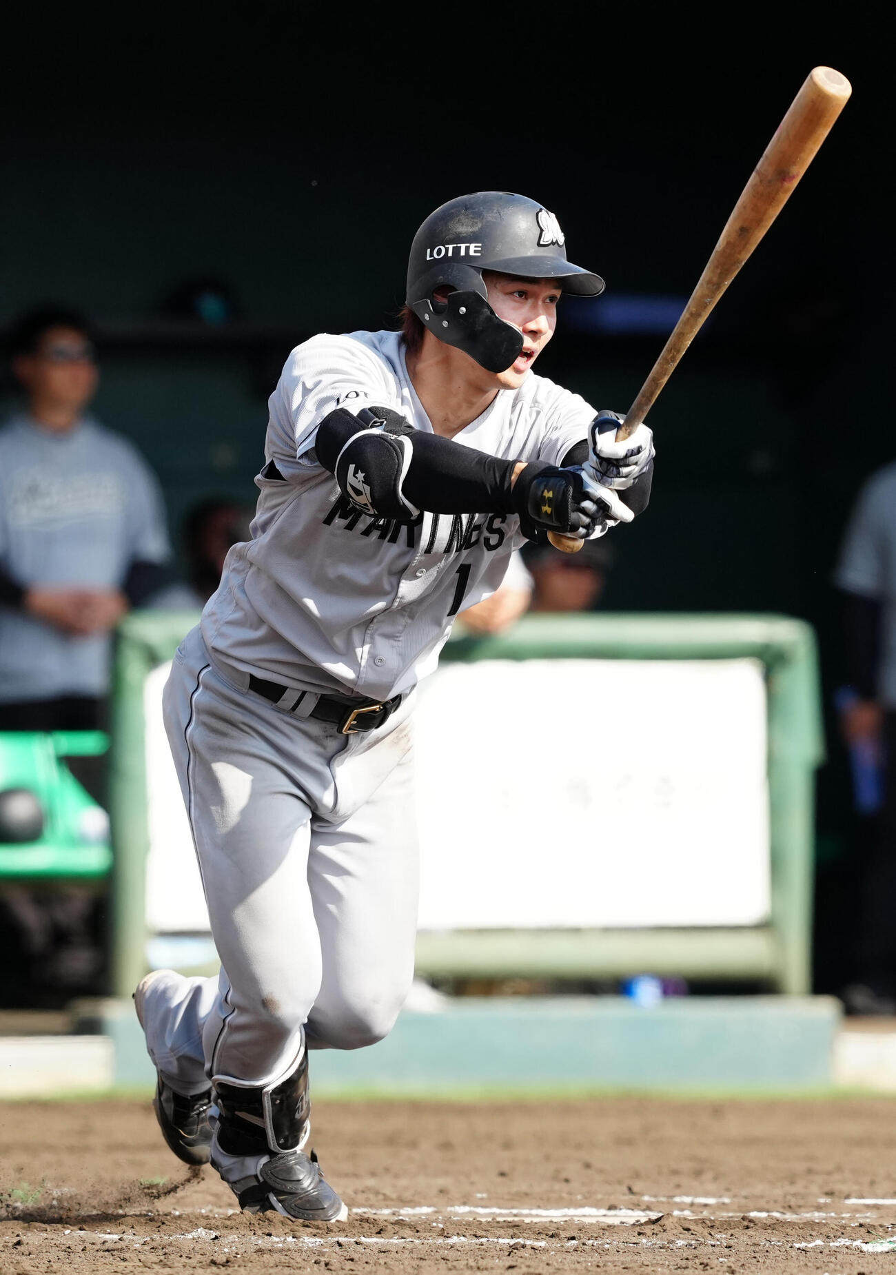 楽天対ロッテ　7回表ロッテ2死、右越えソロ本塁打を放つ藤原（撮影・江口和貴）
