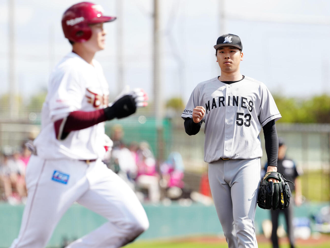 楽天対ロッテ　5回裏楽天1死、中島（左）を二ゴロに仕留める木村（撮影・江口和貴）