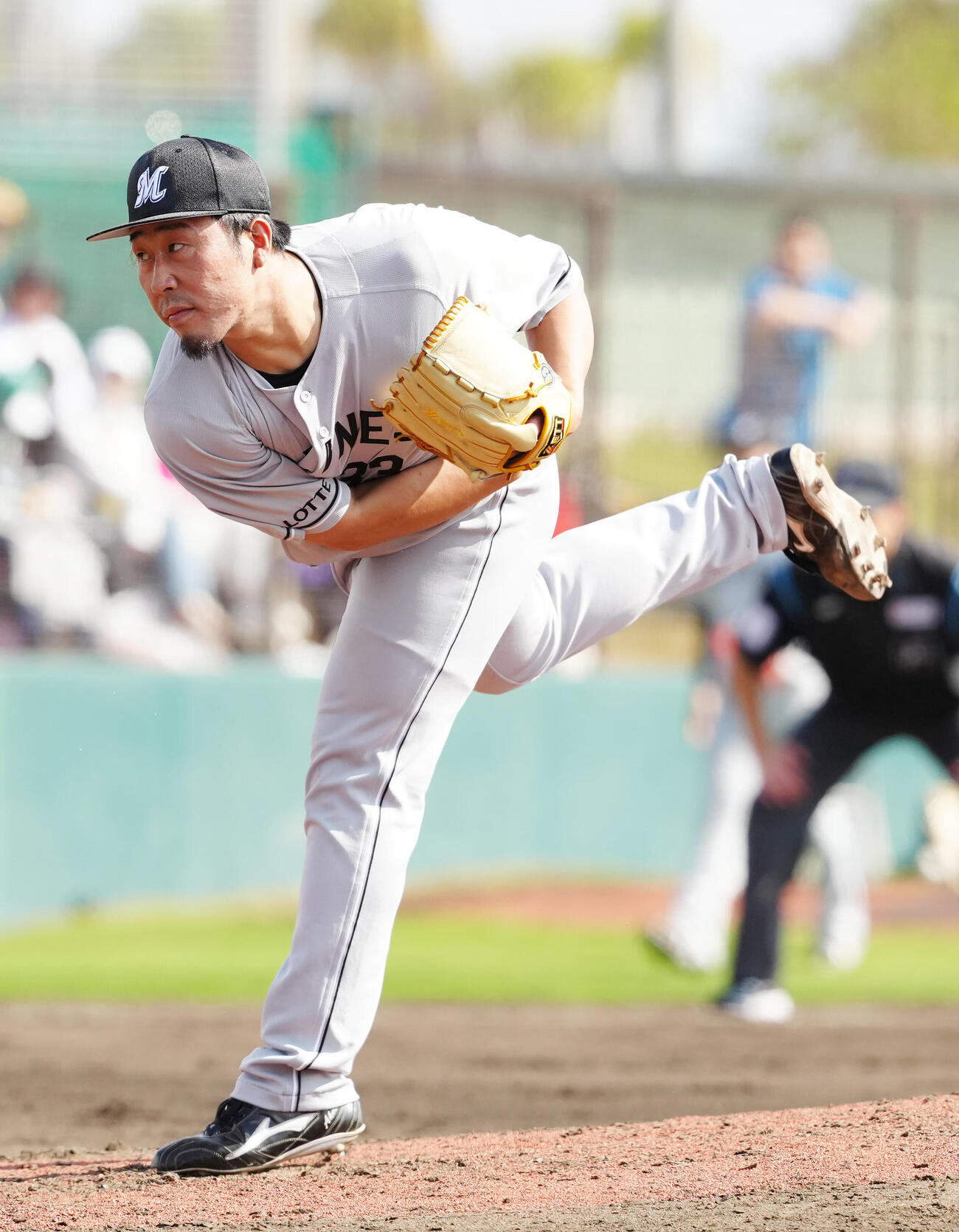 楽天対ロッテ　ロッテ3番手の八木（撮影・江口和貴）