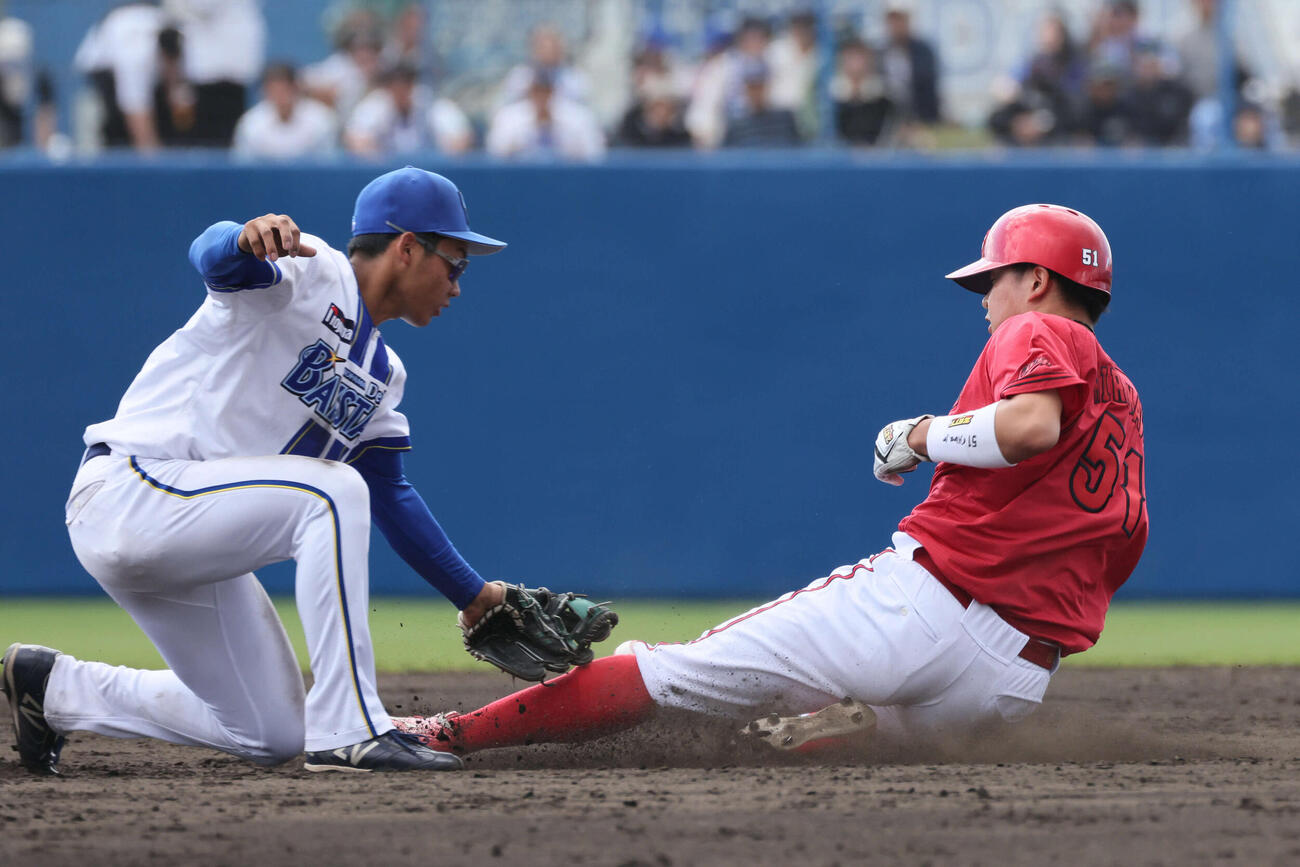 DeNA対広島　5回表広島無死一塁、打者菊池の時、平川は二盗を決める（撮影・加藤孝規）