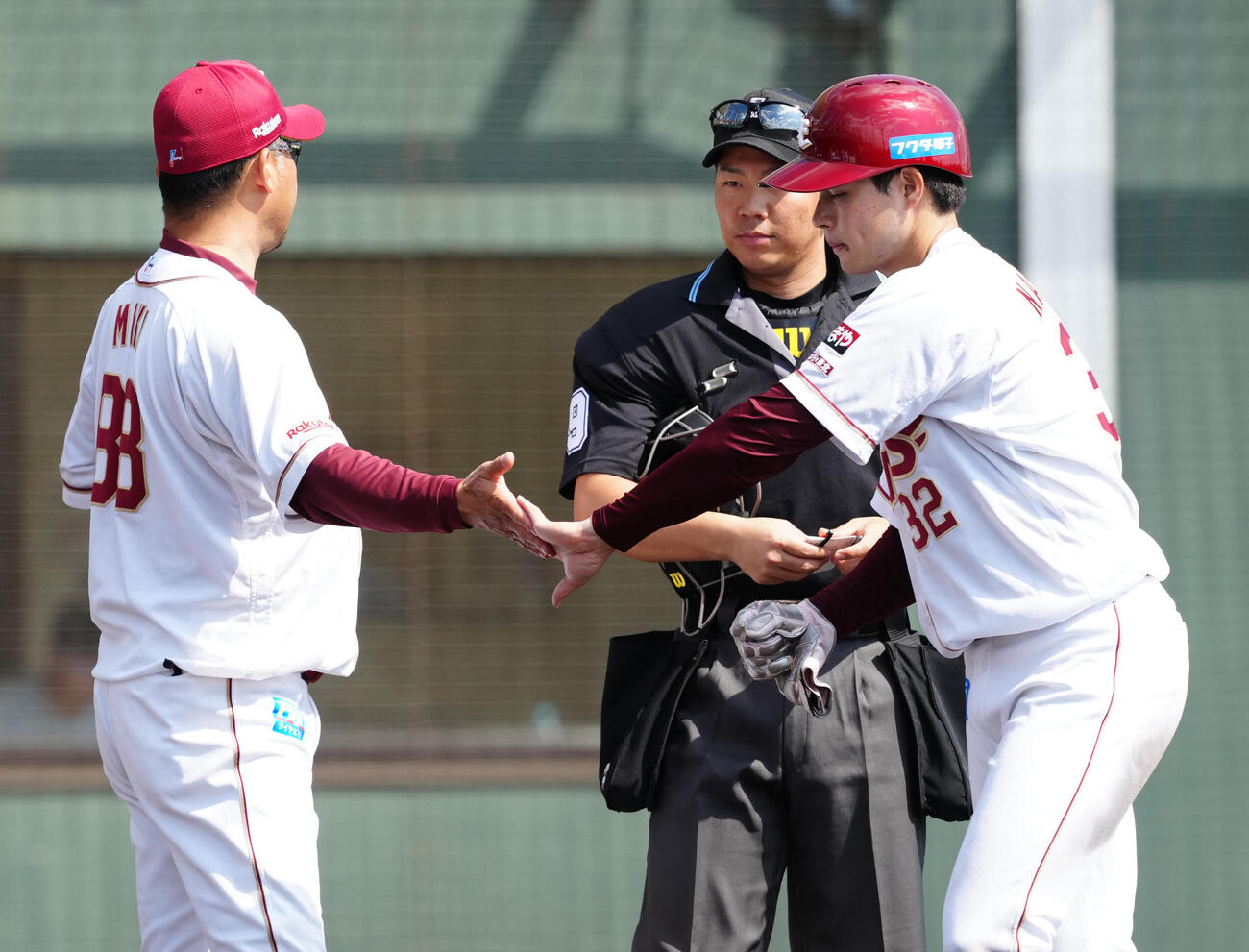楽天対ロッテ　2回裏終了後、楽天三木監督（左）とタッチを交わす中島（撮影・江口和貴）