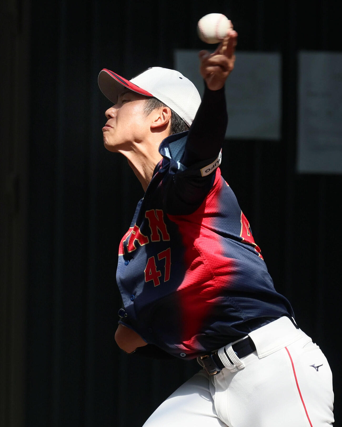 ブルペンで投球練習する侍ジャパン曽谷（撮影・加藤哉）