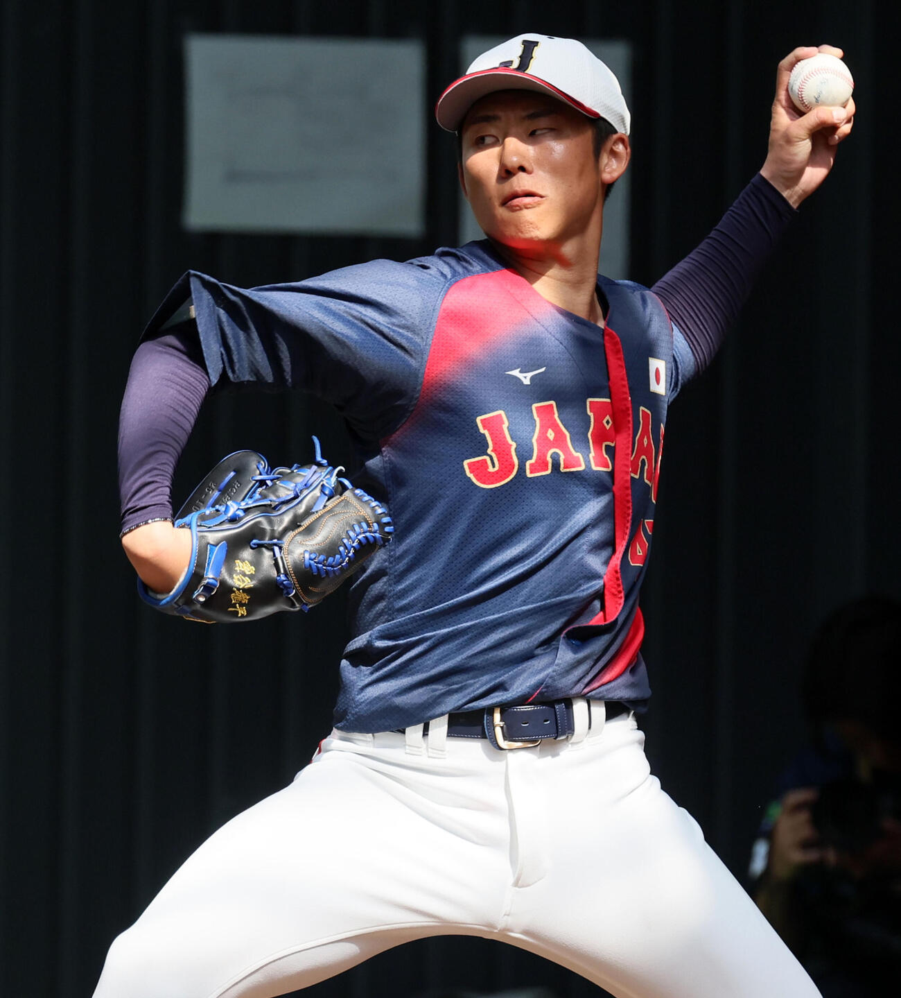 ブルペンで投球練習する侍ジャパン曽谷（撮影・加藤哉）