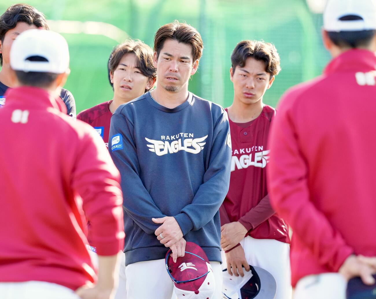 楽天対ロッテ　練習開始前の円陣で話を聞く楽天前田健（中央）ら。同左は伊藤樹、同右は藤原（撮影・江口和貴）