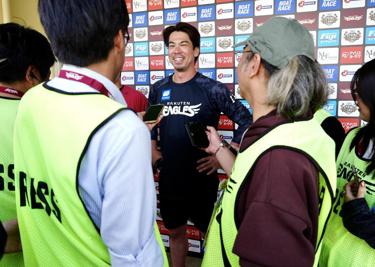 練習後、取材に応じる楽天前田健（撮影・江口和貴）